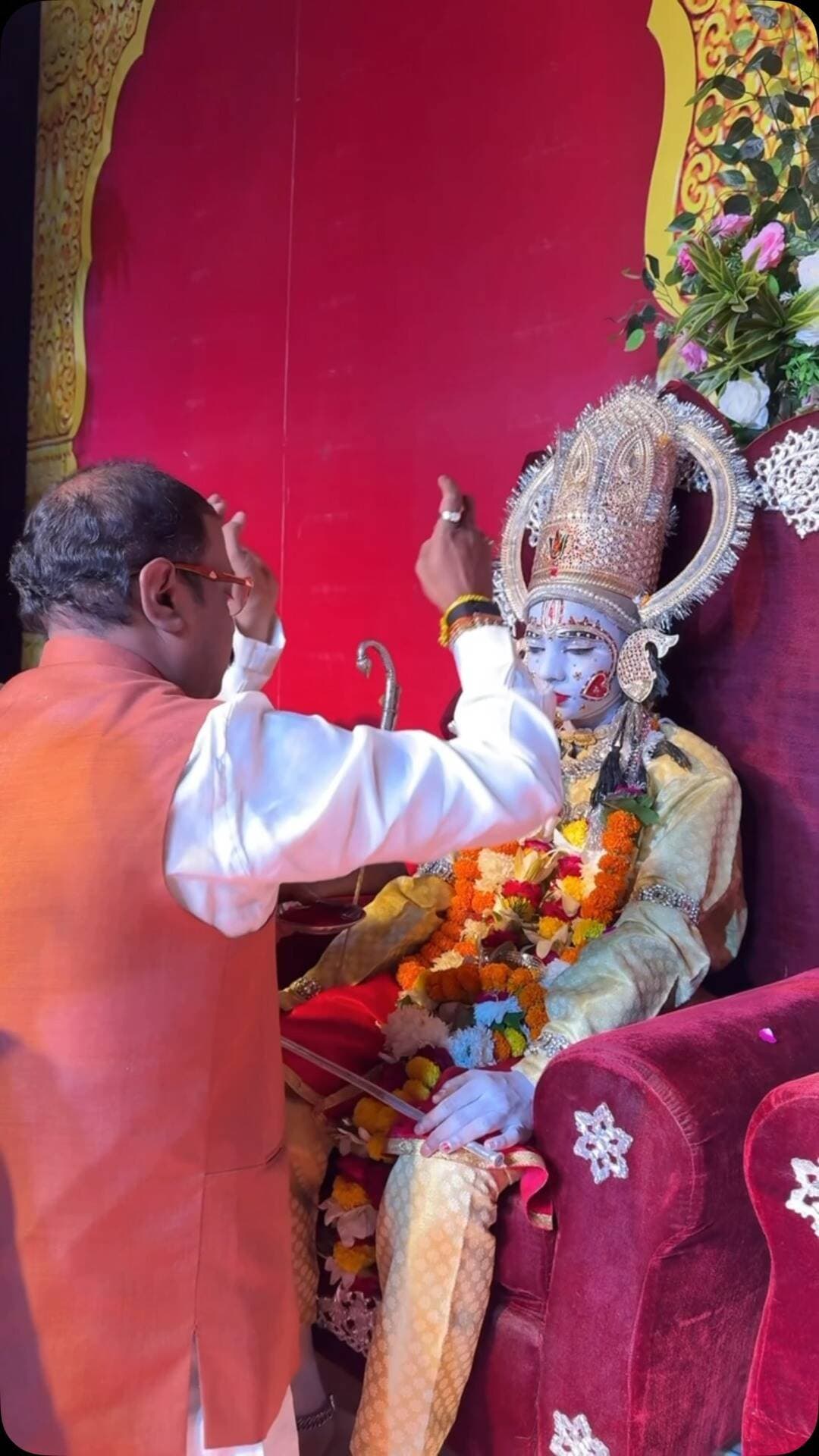 पजावा रामलीला मैदान में प्रयाग उत्थान समिति के अध्यक्ष ठाकुर उदय प्रताप सिंह जी ने प्रभु श्रीरामचंद्र जी की आरती में सम्मिलित होकर आशीर्वाद प्राप्त किया। 🚩
जय श्री राम!
#ThakurUdayPratapSingh #PrayagUtthanSamiti #JaiShriRam #RamLeela #Prayagraj