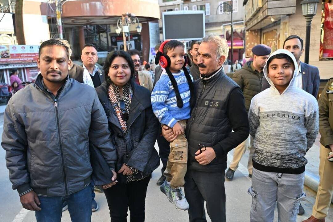 मुख्यमंत्री ठाकुर सुखविन्द्र सिंह सुक्खू ने मालरोड में पर्यटकों से बातचीत की और हिमाचल भ्रमण के बारे में उनके अनुभव जानें। उन्होंने इस दौरान विभिन्न विकास कार्यों का जायजा भी लिया।