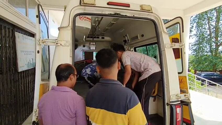 শান্তির বাজার ট্রাইজংশন এলাকায় নতুন পেট্রোলপাম্প সংলগ্ন এলাকায় জাতীয় সড়কে দুইটি বাইকের মধ্যে সংঘর্ষে আহত দুই।
রবিবার আনুমানিক ১০ টা ৩০ মিনিট নাগাদ শান্তির বাজার ট্রাইজংশন সংলগ্ন নতুন পেট্রোলপাম্প সংলগ্ন এলাকায় জাতীয়সড়কে টি আর ০৮ জি ৮২৭২ নাম্বারের বাইক ও টি আর ০১ বি ৬৪৬৪ নাম্বারের বাইকের মধ্যে সংঘর্ষঘটে এতেকরে দুই বাইকচালক জাতীয় সড়কে ছিটকে পরেগিয়ে গুরতর আহত হয়। দুর্ঘটনায় আহত দুইজন হলো বিলোনিয়া বিদ্যাপিঠকর্নার এলাকার বাসিন্দা সুকুমার বৈদ্যের ছেলে কৃষ্ণবৈদ্য অপরজনহলো শান্তির বাজার থানায় কর্তব্যরত হোমগার্ড নিত্যরয় জমাতিয়া। জানাযায় কৃষ্ণ বৈদ্য বাইকে করে হঠাৎ করে নিত্যরয় জমাতিয়ার বাইকে সজোরে ধাক্কাদেয়। দুর্ঘটনার খবরপেয়ে শান্তির বাজার দমকল বাহিনীর কর্মীরা ঘটনাস্থলে উপস্থিতহয়ে আহতদের উদ্ধার করে চিকিৎসার জন্য শান্তির বাজার জেলা হাসপাতালে নিয়েআসে। সেখানে কর্তব্যরত চিকিৎসক হোমগার্ড নিত্যরয় জমাতিয়ার অবস্থা আশঙ্কাজনক দেখে আগরতলা জিবী হাসপাতালে রেফারকরে। এই অস্বাভাবিক দুর্ঘটনাকে কেন্দ্রকরে হাতেএকটি মামলা নিলো শান্তির বাজার থানার পুলিশ।