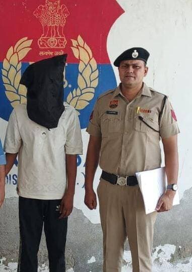 सीआईए होडल टीम ने अवैध देशी कट्टे, जिंदा रौंद और मोटरसाइकिल सहित आरोपी धरा।
Aonenews अरविन्द बक्शी
पुलिस अधीक्षक पलवल दीप्ति गर्ग, आईपीएस के कुशल मार्गदर्शन में अपराध तथा अपराधियों पर अंकुश लगाने के लिए चलाए जा रहे विशेष अभियान के तहत, जिला पलवल की सीआईए स्टाफ होडल पुलिस टीम ने मुस्तैदी से कार्य करते हुए एक आरोपी को अवैध हथियार, जिंदा कारतूस और मोटरसाइकिल सहित गिरफ्तार करने में सफलता हासिल की है। आरोपी की पहचान आकाश उर्फ प्रदीप निवासी बरसाना, जिला मथुरा,उत्तर प्रदेश के रूप में हुई है।
सीआईए स्टाफ होडल प्रभारी P SI अमित कुमार ने बताया कि हवलदार दिनेश कुमार अपनी टीम के साथ सरकारी गाड़ी में अपराध रोकथाम व गश्त पड़ताल के सिलसिले में डबचिक चौक होडल पर मौजूद थे। उसी दौरान मुखबिर खास से सूचना प्राप्त हुई कि आकाश उर्फ प्रदीप निवासी बरसाना, उत्तर प्रदेश अपने पास अवैध देशी कट्टा व रौंद लेकर किसी वारदात को अंजाम देने की नीयत से कोसी की तरफ से पल्सर मोटरसाइकिल पर सवार होकर होडल आ रहा है।
सूचना के आधार पर पुलिस टीम ने उजीना ड्रेन नहर होडल पर तुरंत प्रभाव से नाकाबंदी शुरू की। कुछ समय बाद कोसी की तरफ से आती एक पल्सर मोटरसाइकिल को देख पुलिस पार्टी ने रुकने का इशारा किया। आरोपी ने पुलिस को देखकर भागने का प्रयास किया, लेकिन मुस्तैद पुलिस टीम ने उसे मौके पर ही काबू कर लिया।
तलाशी लेने पर आरोपी से एक अवैध देशी कट्टा तथा एक जिंदा रौंद बरामद हुआ। आरोपी के पास से घटना में प्रयुक्त पल्सर मोटरसाइकिल भी बरामद की गई। आरोपी इन हथियारों के संबंध में कोई भी वैध लाइसेंस अथवा परमिट पेश नहीं कर सका।
आरोपी के खिलाफ थाना होडल में आर्म्स एक्ट के तहत मामला दर्ज किया गया। पुलिस द्वारा आरोपी से पूछताछ की गई तथा कानूनी औपचारिकताएं पूर्ण करने के उपरांत आरोपी को माननीय अदालत में पेश कर न्यायिक हिरासत में भेजने की प्रक्रिया की जा रही है।