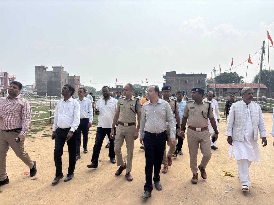 दुर्गा पूजा को लेकर डीएम-एसएसपी ने पूजा पंडालों और विसर्जन स्थलों का किया निरीक्षण
रावण दहन स्थलों पर मजबूत बैरिकेडिंग और सुरक्षा के पुख्ता इंतजाम के निर्देश