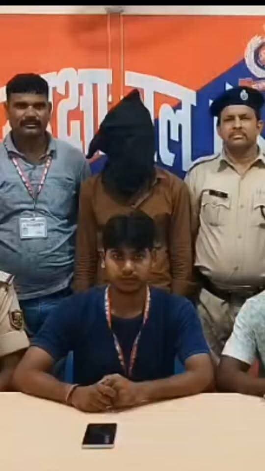 गया जंक्शन पर यात्री का मोबाइल चोरी कर भाग रहा युवक गिरफ्तार, 22 हजार का फोन बरामद
ऑपरेशन यात्री सुरक्षा: गया स्टेशन पर चोरी के मोबाइल के साथ 22 वर्षीय युवक गिरफ्तार