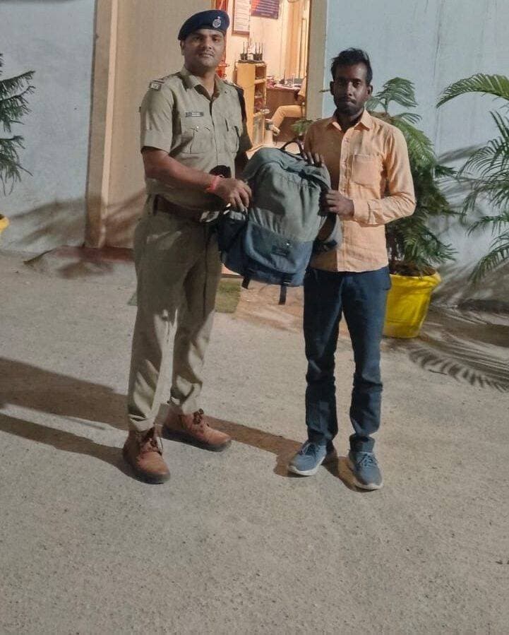 गंगा सतलज एक्सप्रेस में छूटा 15 हजार का सामान, गया आरपीएफ ने लौटाया
ऑपरेशन अमानत: यात्री का एयरबैग और जरूरी सामान सुरक्षित वापस मिला