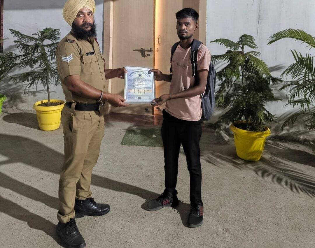 गया में आरपीएफ ने यात्री को लौटाए 8 हजार के महत्वपूर्ण दस्तावेज
ट्रेन में छूटे आधार-पैन कार्ड और शैक्षणिक प्रमाणपत्र, आरपीएफ ने लौटाए