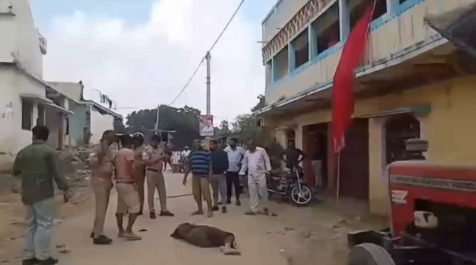 ग्रामीण क्षेत्र में हंगामा: सड़क पर अचेत पड़ी महिला, पुलिस और स्थानीय लोगों में तीखी नोकझोंक
एक ग्रामीण इलाके में पुलिस दल और स्थानीय नागरिकों के बीच भारी तनाव और विवाद का मामला सामने आया है। वीडियो के अनुसार, एक महिला सड़क पर अचेत अवस्था में पड़ी हुई है और मौके पर लोगों की भीड़ जमा है।
पुलिस टीम और 112 वाहन की मौजूदगी
घटनास्थल पर पुलिस विभाग की 112 नंबर की गाड़ी और कई पुलिसकर्मी तैनात दिखाई दे रहे हैं। वीडियो में ग्रामीण पुलिसकर्मियों के साथ तीखी बहस करते और अपनी शिकायतें दर्ज कराते नजर आ रहे हैं।
तनाव का माहौल और जांच जारी
इस घटना के बाद से इलाके में गहमागहमी का माहौल है। स्थानीय लोग पूरे मामले की गंभीरता से जांच करने और उचित कार्रवाई की मांग कर रहे हैं। पुलिस इस मामले की तह तक जाने के लिए आगे की कार्रवाई में जुटी हुई है।