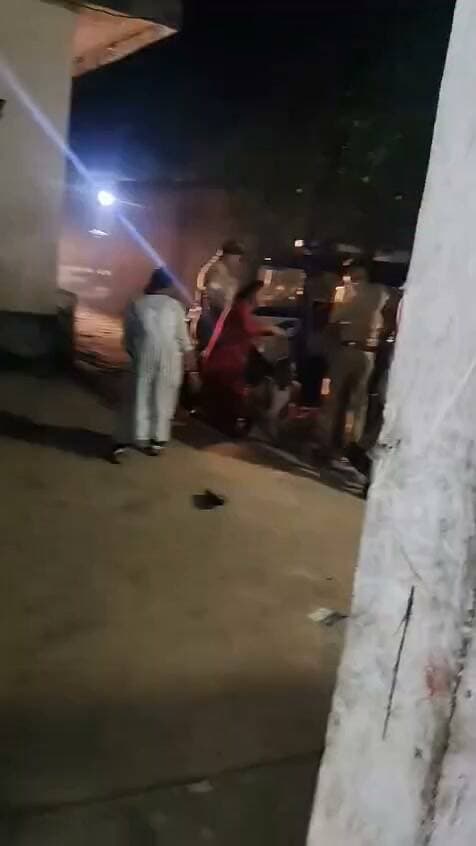 भटनी पुलिस पर लगा अभद्रता का आरोप: बिना महिला पुलिस के घर में घुसकर महिलाओं से धक्का-मुक्की का वीडियो वायरल
भटनी थाना पुलिस की कार्यप्रणाली पर गंभीर सवाल खड़े करने वाली एक खबर सामने आई है। सोशल मीडिया पर एक वीडियो तेज़ी से वायरल हो रहा है, जिसमें पुलिस कर्मियों पर बिना किसी महिला पुलिस अधिकारी के घर में घुसकर महिलाओं के साथ धक्का-मुक्की और दुर्व्यवहार करने का आरोप लगाया गया है।
बिना महिला पुलिस कर्मी के कार्रवाई का आरोप
पीड़ित परिवार द्वारा जारी दावों और सोशल मीडिया पोस्ट के अनुसार, भटनी थाने की पुलिस टीम बिना किसी महिला पुलिस कर्मी के उनके घर पहुंची थी। आरोप है कि पुलिस कर्मियों ने घर में मौजूद महिलाओं के साथ बदसलूकी की, उन्हें धक्का दिया और कथित तौर पर मारपीट भी की।
प्रतिदिन परेशान करने का दावा
वायरल पोस्ट में यह भी आरोप लगाया गया है कि पुलिसकर्मी आए दिन उनके घर आकर इस तरह की हरकतें और गुंडागर्दी करते हैं। घटना के समय मौके का वीडियो बना लिया गया, जिसमें पुलिस कर्मियों और घर की महिलाओं के बीच धक्का-मुक्की का दृश्य दिखाई दे रहा है।
उच्चाधिकारियों के संज्ञान की मांग
इस घटना का वीडियो सोशल मीडिया पर सामने आने के बाद स्थानीय लोगों में आक्रोश है। पीड़ित पक्ष ने वीडियो को ज्यादा से ज्यादा शेयर कर उच्च अधिकारियों से मामले का संज्ञान लेने और दोषी पुलिस कर्मियों के खिलाफ सख्त कार्रवाई की मांग की है।