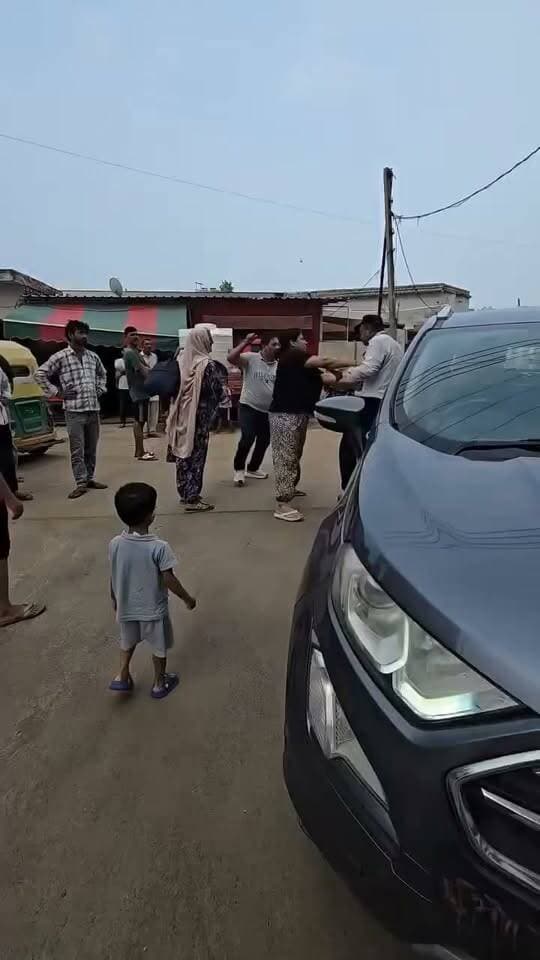 पति-पत्नी ने मिलकर सिक्योरिटी गार्ड पर किया हमला, मारपीट का मामला आया सामने
ड्यूटी पर तैनात सुरक्षा कर्मियों के साथ दुर्व्यवहार और मारपीट का एक मामला सामने आया है। एक पति-पत्नी द्वारा मिलकर एक सिक्योरिटी गार्ड के साथ बुरी तरह मारपीट किए जाने की घटना चर्चा का विषय बनी हुई है।
सड़क पर हुआ विवाद
प्राप्त जानकारी के अनुसार, किसी बात को लेकर उपजे विवाद के बाद पति और पत्नी ने मिलकर वहां तैनात सुरक्षा गार्ड पर हमला बोल दिया। घटना का एक दृश्य भी सामने आया है जिसमें सड़क किनारे हंगामा और मारपीट की स्थिति साफ देखी जा सकती है। ड्यूटी कर रहे गार्ड के साथ इस तरह की मारपीट को लेकर स्थानीय लोगों और सुरक्षा कर्मियों में रोष व्याप्त है।
सुरक्षा व्यवस्था पर उठे सवाल
इस प्रकार की घटनाओं से ड्यूटी पर तैनात सुरक्षा कर्मियों की सुरक्षा और कानून-व्यवस्था पर गंभीर सवाल खड़े होते हैं। स्थानीय स्तर पर इस बात की चर्चा है कि आखिर ऐसी क्या बात थी जिसके चलते दंपति ने गार्ड के साथ इस तरह का हिंसक व्यवहार किया।