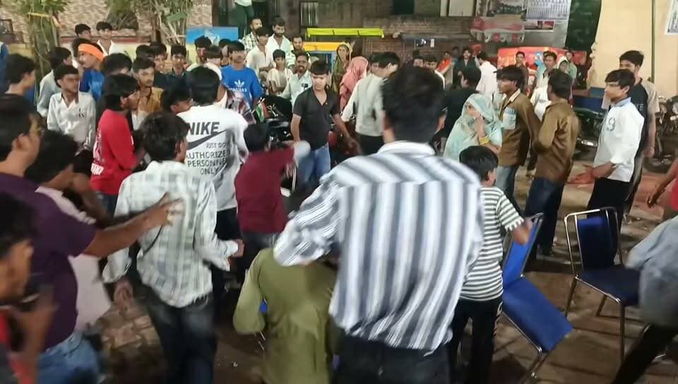 रामलीला मैदान में मची अफरा-तफरी: महिला बाड़े के पास युवकों के दो गुटों में जमकर मारपीट
कोसीकलां के रामलीला मैदान में चल रहे कार्यक्रम के दौरान उस समय अफरा-तफरी का माहौल बन गया, जब महिला बाड़े के पास युवकों के बीच किसी बात को लेकर कहासुनी हो गई। देखते ही देखते विवाद इतना बढ़ गया कि दोनों पक्षों में जमकर मारपीट शुरू हो गई।
कुर्सियां चलीं, लोगों में भगदड़
प्रत्यक्षदर्शियों के अनुसार, महिला बाड़े के समीप खड़े कुछ युवकों के बीच आपस में कहासुनी हुई थी। इसके बाद दोनों गुटों के बीच हाथापाई और लात-घूंसे चलने लगे। इस घटना के दौरान वहां रखी प्लास्टिक व लोहे की कुर्सियां भी एक-दूसरे पर फेंकी गईं। अचानक हुई इस घटना से रामलीला देखने आई महिलाओं और बच्चों में हड़कंप मच गया और वे खुद को बचाने के लिए इधर-उधर भागने लगे।