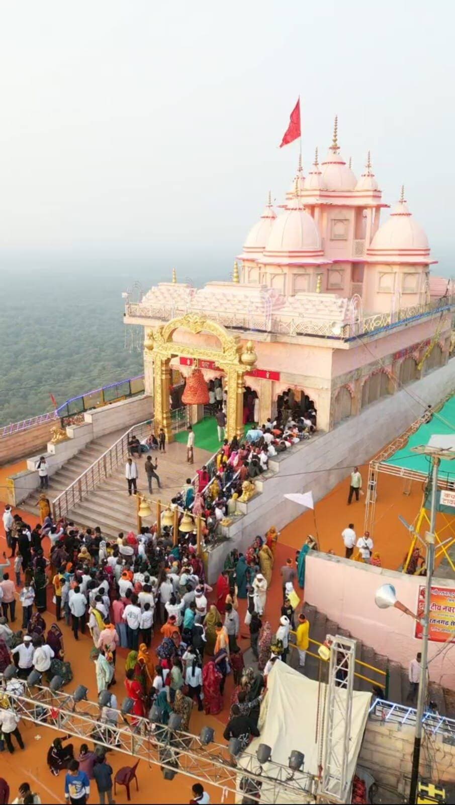 जिला जनसम्पर्क कार्यालय दतिया (म.प्र.)
मध्यप्रदेश शासन
समाचार
रतनगढ़ माता मंदिर में अष्टमी पर्व पर उमड़ा श्रद्धालुओं का सैलाब
एक लाख से अधिक श्रद्धालुओं ने किए माता रानी के दर्शन, बेहतर व्यवस्थाओं के साथ मुस्तैद रहा प्रशासनिक अमला
दतिया 18 अक्टूबर 2026 / रतनगढ़ माता मंदिर में शारदीय नवरात्रि की अष्टमी के पावन अवसर पर श्रद्धालुओं का जनसैलाब उमड़ पड़ा। एक लाख से अधिक श्रद्धालुओं ने माता रानी के दर्शन कर पुण्य लाभ अर्जित किया।
कलेक्टर श्री स्वप्निल वानखड़े एवं पुलिस अधीक्षक श्री मयूर खंडेलवाल के निर्देशन में श्रद्धालुओं को सुगम एवं व्यवस्थित दर्शन कराने के लिए प्रशासन एवं पुलिस का अमला मुस्तैदी से तैनात रहा। मंदिर परिसर एवं श्रद्धालुओं की आवाजाही वाले मार्गों पर व्यवस्थाओं को बेहतर बनाए रखने के साथ ही सुरक्षा एवं भीड़ प्रबंधन पर विशेष ध्यान दिया गया।
श्रद्धालुओं की सुविधा को ध्यान में रखते हुए संबंधित अधिकारियों एवं कर्मचारियों ने सतत सक्रिय रहकर व्यवस्थाओं का संचालन किया। प्रशासनिक अमले की तत्परता से श्रद्धालुओं को दर्शन के दौरान आवश्यक सुविधाएं उपलब्ध कराने तथा व्यवस्था बनाए रखने के लिए समन्वित प्रयास किए गए।
श्रद्धालुओं की सुविधा, सुरक्षा एवं सुगम दर्शन प्रशासन की प्राथमिकता रही। नवरात्रि पर्व के दौरान बड़ी संख्या में पहुंच रहे श्रद्धालुओं को बेहतर व्यवस्थाएं उपलब्ध कराने के लिए प्रशासन एवं पुलिस द्वारा सतत निगरानी रखी जा रही है।
क्रमांक 58/2026
--------0000-------
दशहरा कार्यक्रम के आयोजन को लेकर प्रशासन ने जारी किए दिशा-निर्देश
20 अक्टूबर को रामलीला मंचन, आतिशबाजी एवं रावण-कुंभकर्ण दहन कार्यक्रम होगा आयोजित
दतिया 18 अक्टूबर 2026 / दशहरा पर्व के अवसर पर दतिया में आयोजित होने वाले रामलीला मंचन एवं रावण-कुंभकर्ण दहन कार्यक्रम के लिए अनुविभागीय दंडाधिकारी, दतिया द्वारा अनुमति प्रदान करते हुए आवश्यक दिशा-निर्देश जारी किए गए हैं।
जारी आदेश के अनुसार, 20 अक्टूबर 2026 को शाम 6 बजे से सांस्कृतिक कार्यक्रम, रात्रि 9 बजे से आतिशबाजी तथा रात्रि 10 बजे रावण एवं कुंभकर्ण के पुतलों का दहन किया जाएगा।
कार्यक्रम के सुव्यवस्थित एवं शांतिपूर्ण आयोजन के लिए आयोजक समिति को निर्धारित दिशा-निर्देशों का पालन सुनिश्चित करने के निर्देश दिए गए हैं। कार्यक्रम के दौरान माननीय सर्वाेच्च न्यायालय एवं मध्यप्रदेश शासन द्वारा जारी निर्देशों का पालन करना अनिवार्य होगा। ध्वनि विस्तारक यंत्रों का उपयोग निर्धारित मानकों के अनुरूप किया जाएगा तथा यातायात व्यवस्था सुचारु बनाए रखी जाएगी, जिससे आमजन को आवागमन में असुविधा न हो।
प्रशासन द्वारा कार्यक्रम के दौरान सुरक्षा व्यवस्था एवं कानून-व्यवस्था बनाए रखने, ड्यूटी पर तैनात अधिकारियों के निर्देशों का पालन करने तथा आतिशबाजी एवं पुतला दहन के दौरान आवश्यक सुरक्षा सावधानियां सुनिश्चित करने के निर्देश दिए गए हैं।
इसके साथ ही कार्यक्रम में सामाजिक सद्भाव एवं शांति बनाए रखने, किसी भी जाति, धर्म या समुदाय के प्रति आपत्तिजनक टिप्पणी अथवा उत्तेजनापूर्ण भाषा का प्रयोग नहीं करने तथा हथियारों का प्रदर्शन नहीं करने के निर्देश दिए गए हैं।
प्रशासन ने आयोजक समिति से सभी निर्धारित दिशा-निर्देशों का पालन करते हुए दशहरा पर्व के कार्यक्रम को शांतिपूर्ण, सुरक्षित एवं सुव्यवस्थित ढंग से संपन्न करने हेतु निर्देश जारी किए हैं।
क्रमांक 59/2026
--------0000-------