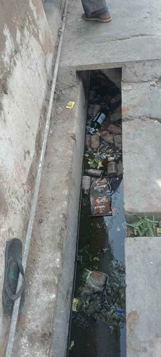 दीपावली से ठीक पहले डीडवाना में चरमराई सफाई व्यवस्था: कागजी दावों तक सीमित प्रशासन,
शहर में जगह-जगह लगे कचरे के ढेर और चोक नालियां गोदारा मार्केट, रोडवेज बस स्टैंड और खुद नगर परिषद कार्यालय के पीछे बद से बदतर हुए हालात
कचरे के ढेरों में लगाई जा रही आग, जहरीले धुएँ और प्रदूषण से लोग परेशान
डीडवाना।त्योहारों का सीजन शुरू हो चुका है और शहरवासी रोशनी के पर्व दीपावली की तैयारियों में जुटे हैं। लेकिन, साफ-सफाई के मामले में डीडवाना शहर के हालात इन दिनों पूरी तरह बेपटरी नजर आ रहे हैं। नगर परिषद प्रशासन द्वारा शहर को स्वच्छ और सुंदर बनाने के तमाम बड़े-बड़े दावे और वादे किए जा रहे हैं, लेकिन धरातल पर ये दावे पूरी तरह हवा हवाई साबित हो रहे हैं। शहर के प्रमुख मार्गों से लेकर खुद नगर परिषद के कार्यालय के आसपास तक कचरे के अंबार लगे हैं और नालियां पूरी तरह चोक पड़ी हैं, जिससे नागरिकों में भारी रोष व्याप्त है।
*गोदारा मार्केट और गोपाल गौशाला के बाहर कचरे के ढेर, लग रही आग*
शहर के व्यस्त गोदारा मार्केट के सामने स्थित गोपाल गौशाला के बाहर हर रोज सुबह कचरे के बड़े-बड़े ढेर लग जाते हैं। आलम यह है कि इस कचरे में कई बार आग भी लगा दी जाती है। जलते हुए कचरे से उठने वाले जहरीले धुएँ और प्रदूषण के कारण आसपास के दुकानदारों, राहगीरों और वहाँ से गुजरने वाले लोगों का सांस लेना तक दूभर हो गया है। वहीं, इन कचरे के ढेरों के आसपास मवेशियों के मंडराते रहने से उनकी सेहत पर भी गंभीर खतरा मंडरा रहा है।
*रोडवेज बस स्टैंड पर बरसों से नहीं हुई नालियों की सफाई*
शहर के मुख्य आवाजाही केंद्र—रोडवेज बस स्टैंड की स्थिति भी कम दयनीय नहीं है। यहाँ बस स्टैंड परिसर और उसके आसपास की नालियां कचरे और सिल्ट से पूरी तरह अटी पड़ी हैं। देखकर ऐसा प्रतीत होता है कि इन नालियों की सफाई को हुए लंबा अरसा बीत चुका है। पानी की उचित निकासी न होने के कारण यहाँ लगातार गंदगी और दुर्गंध बनी रहती है, जिससे यात्रा करने वाले यात्रियों को भारी परेशानियों का सामना करना पड़ रहा है।
*जिम्मेदार नगर परिषद के पास और पिछले हिस्से में भी बदहाली*
सबसे बड़ी विडंबना यह है कि शहरभर की सफाई व्यवस्था को दुरुस्त रखने की जिम्मेदारी जिस नगर परिषद की है, उसी के मुख्य कार्यालय के आसपास सफाई व्यवस्था दम तोड़ती नजर आ रही है। नगर परिषद के ठीक पास बने नाले में कचरा ठसाठस भरा हुआ है। इसके अलावा, परिषद भवन के पिछले हिस्से में भी कचरे के ढेर लगे हुए हैं, जिन्हें लंबे समय से उठाया नहीं गया है। जब प्रशासनिक मुख्यालय के पिछले हिस्से और आसपास ही सफाई का यह हाल है, तो शहर के अंदरूनी वार्डों और कॉलोनियों की वास्तविक स्थिति का सहज ही अंदाजा लगाया जा सकता है।
*त्योहार पर भी नहीं जाग रहा प्रशासन*
दीपावली जैसे बड़े राष्ट्रीय त्योहार के नजदीक होने के बावजूद शहर में सफाई व्यवस्था का ऐसा लाचार होना नगर परिषद की कार्यशैली पर बड़ा सवालिया निशान लगाता है। स्थानीय दुकानदारों और शहरवासियों ने जिला कलेक्टर और नगर परिषद के उच्च अधिकारियों से पुरजोर मांग की है कि त्योहार को देखते हुए तुरंत प्रभाव से शहर में विशेष सफाई अभियान चलाया जाए, कचरे के ढेरों का उठाव हो, नालियों की पैंदे तक सफाई करवाई जाए और कचरे में आग लगाने वालों पर सख्त कार्रवाई की जाए, ताकि शहरवासी स्वच्छ माहौल में त्योहार मना सकें।