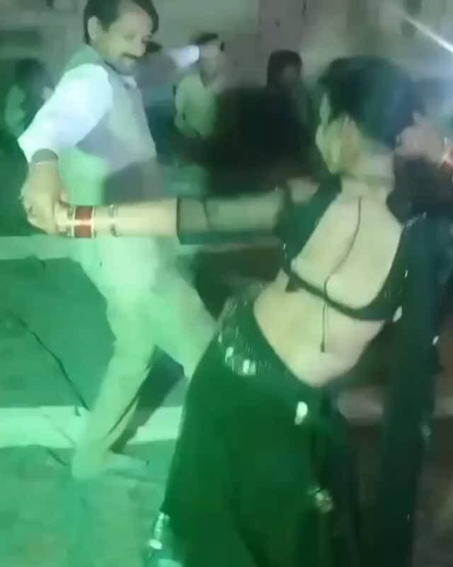 झांसी बिग ब्रेकिंग:
दुर्गा पंडाल में संजू शर्मा के ठुमकों से मचा शोर,बूथ अध्यक्ष/ग्राम प्रधान प्रतिनिधि का डांस वीडियो वायरल, महिला के वेश में युवक के साथ थिरके,अब सफाई देकर चर्चा में आए संजू शर्मा, हिस्ट्रीशीटर होने के दावे पर भी उठे सवाल!