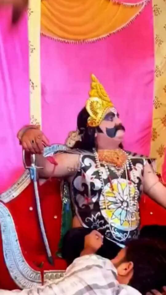 कलयुग के रावण पर चप्पल पड़ते ही भड़क उठा रावण #viralpost #viralreelschallenge #viralvideochallenge #viralreelsシ #ravandahan #ravan #dashara