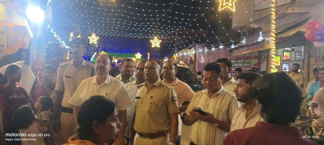 दुर्गापूजा को लेकर रफीगंज प्रखंड कार्यालय में बनेगा कंट्रोल रूम, एडीएम ने पूजा पंडालों का किया निरीक्षण
रफीगंज, औरंगाबाद
दुर्गापूजा को लेकर प्रशासन ने तैयारियां तेज कर दी हैं। रविवार को विशेष शाखा, औरंगाबाद के एडीएम एसएच खान ने रफीगंज शहर के विभिन्न पूजा पंडालों का निरीक्षण किया। इस दौरान उन्होंने पूजा समितियों द्वारा की गई तैयारियों, शांति-व्यवस्था, सड़क मार्ग, आवागमन सहित अन्य व्यवस्थाओं का जायजा लिया।
निरीक्षण के दौरान एडीएम ने अधिकारियों को दुर्गापूजा शांतिपूर्ण और सौहार्दपूर्ण माहौल में संपन्न कराने के लिए आवश्यक दिशा-निर्देश दिए। उन्होंने अंचलाधिकारी को निर्देश दिया कि किसी भी आकस्मिक स्थिति से तत्काल निपटने के लिए रफीगंज प्रखंड कार्यालय में कंट्रोल रूम स्थापित किया जाए। कंट्रोल रूम के माध्यम से पूजा के दौरान उत्पन्न होने वाली किसी भी समस्या की सूचना समय रहते प्राप्त कर प्रशासनिक स्तर पर त्वरित कार्रवाई सुनिश्चित की जा सकेगी।
एडीएम ने पूजा पंडालों के आसपास सुरक्षा व्यवस्था, भीड़ नियंत्रण, यातायात व्यवस्था और आने-जाने वाले मार्गों को लेकर भी अधिकारियों को सतर्क रहने का निर्देश दिया। उन्होंने कहा कि त्योहार के दौरान आम लोगों को किसी तरह की परेशानी न हो और सभी पूजा कार्यक्रम शांतिपूर्ण तरीके से संपन्न हों, इसे लेकर प्रशासन पूरी तरह मुस्तैद रहे।
निरीक्षण के दौरान रफीगंज सर्किल इंस्पेक्टर विनय कृष्णा, थानाध्यक्ष शंभू कुमार, अंचलाधिकारी सत्येंद्र कुमार, प्रखंड विकास पदाधिकारी कुमार अश्विनी सहित अन्य पदाधिकारी एवं पुलिसकर्मी मौजूद रहे।
