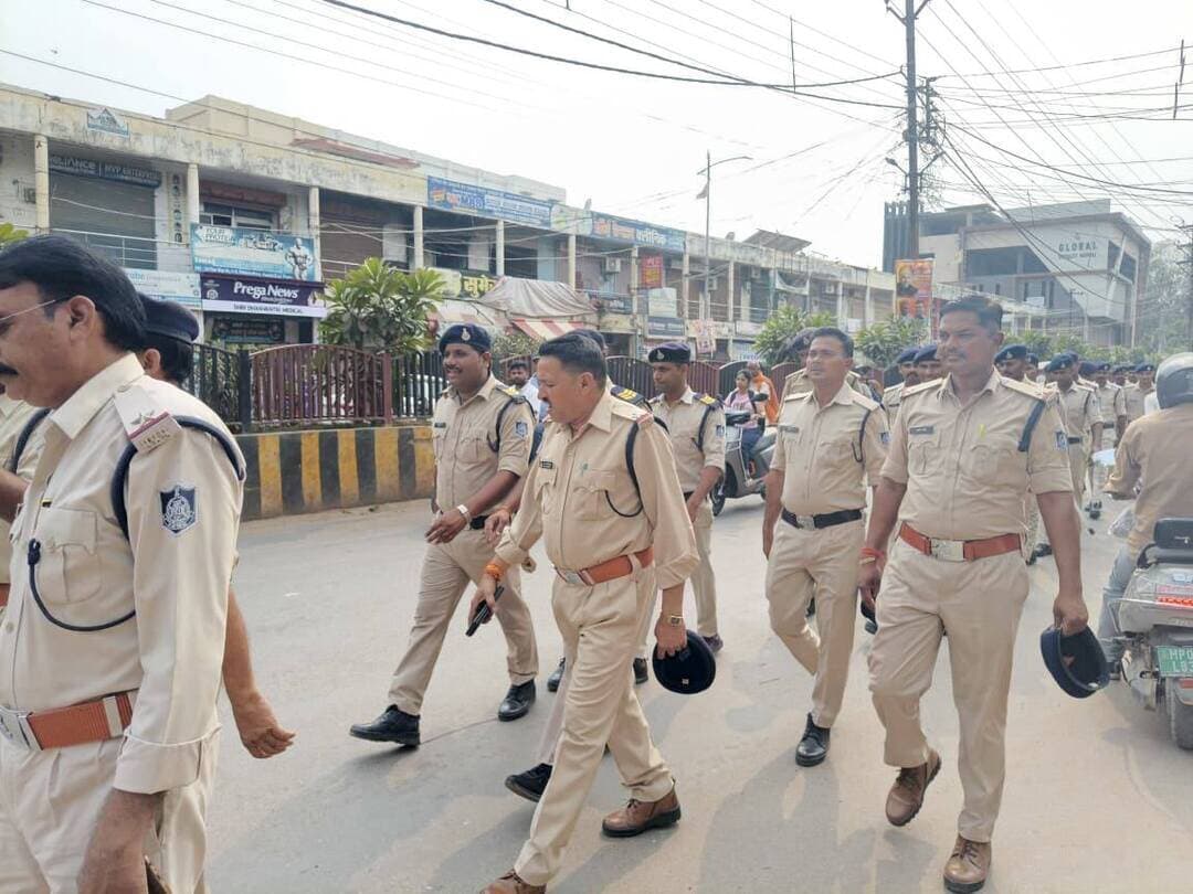मुरैना में त्योहारों को लेकर पुलिस अलर्ट, जिलेभर में निकाला फ्लैग मार्च
मुरैना। अष्टमी, नवमी और दशहरा सहित आगामी त्योहारों को शांतिपूर्ण एवं सुरक्षित माहौल में संपन्न कराने के लिए मुरैना पुलिस अलर्ट मोड पर है। पुलिस अधीक्षक धर्मराज मीना के निर्देशन और अतिरिक्त पुलिस अधीक्षक सुरेन्द्र पाल सिंह डावर के मार्गदर्शन में रविवार, 18 अक्टूबर को जिले के विभिन्न क्षेत्रों में फ्लैग मार्च निकाला गया। इस दौरान प्रमुख बाजारों, संवेदनशील इलाकों, सार्वजनिक स्थलों और दुर्गा पंडालों का भ्रमण कर सुरक्षा व्यवस्थाओं का जायजा लिया गया।
फ्लैग मार्च के दौरान पुलिस अधिकारियों एवं जवानों ने दुर्गा पंडालों में पहुंचकर सुरक्षा इंतजामों का निरीक्षण किया। आयोजन समितियों से चर्चा कर श्रद्धालुओं की आवाजाही, भीड़ प्रबंधन और सुरक्षा संबंधी व्यवस्थाओं की जानकारी ली गई। अधिकारियों ने धार्मिक आयोजनों के दौरान व्यवस्थाएं सुचारू बनाए रखने के लिए आवश्यक दिशा-निर्देश भी दिए।
आमजन को दिलाया सुरक्षा का भरोसा
पुलिस के फ्लैग मार्च का उद्देश्य आमजन में सुरक्षा का भरोसा कायम करने के साथ जिले में कानून एवं शांति व्यवस्था बनाए रखना है। पुलिस ने स्पष्ट किया कि त्योहारों के दौरान सुरक्षा व्यवस्था पर लगातार निगरानी रखी जा रही है और असामाजिक तत्वों पर नजर रखी जा रही है, ताकि श्रद्धालु बिना किसी भय के धार्मिक आयोजनों में शामिल हो सकें।
अफवाहों पर ध्यान न देने की अपील
मुरैना पुलिस ने नागरिकों से अष्टमी, नवमी और दशहरा सहित सभी त्योहार आपसी भाईचारे एवं सामाजिक सौहार्द के साथ मनाने की अपील की है। पुलिस ने लोगों से प्रशासन द्वारा जारी दिशा-निर्देशों का पालन करने और किसी भी तरह की अफवाह पर विश्वास न करने को कहा है। किसी संदिग्ध गतिविधि या कानून-व्यवस्था से जुड़ी समस्या की सूचना तत्काल पुलिस को देने की अपील भी की गई है।
मुरैना पुलिस ने कहा कि त्योहारों के दौरान जिले में शांति, सुरक्षा एवं कानून व्यवस्था बनाए रखने के लिए आवश्यक पुलिस बल तैनात रहेगा।