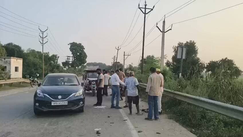 गाजीपुर: करहिया के अंधे मोड़ पर दो बाइकों की जोरदार टक्कर, पत्नी-बेटे के साथ जा रहे राजुलाल घायल
गाजीपुर के सेवराई क्षेत्र में करहिया स्थित बीजूलिया बाबा के पास अंधे मोड़ पर दो बाइकों की टक्कर हो गई। हादसे में करहिया गांव निवासी 30 वर्षीय राजुलाल श्रीवास्तव, उनकी पत्नी और बेटा घायल हो गए।
जानकारी के अनुसार, राजुलाल अपनी पत्नी और बेटे के साथ भदौरा से बाजार करके घर लौट रहे थे। इसी दौरान सामने से आ रही एक अज्ञात बाइक ने उनकी बाइक में टक्कर मार दी। बताया जा रहा है कि दूसरी बाइक पर तीन लोग सवार थे और उसकी रफ्तार करीब 80 किलोमीटर प्रति घंटे से अधिक थी।
हादसे के बाद घायलों को अस्पताल में भर्ती कराया गया है, जहां उनका उपचार चल रहा है। घटना के संबंध में विस्तृत जानकारी का इंतजार है।
#Ghazipur #GhazipurNews #Sevarai #Karahiya #RoadAccident #UPNews #BreakingNews #सड़क_हादसा #गाजीपुर_न्यूज #सेवराई #करहिया #राजुलाल_श्रीवास्तव #हमहैंभारतकीआवाज