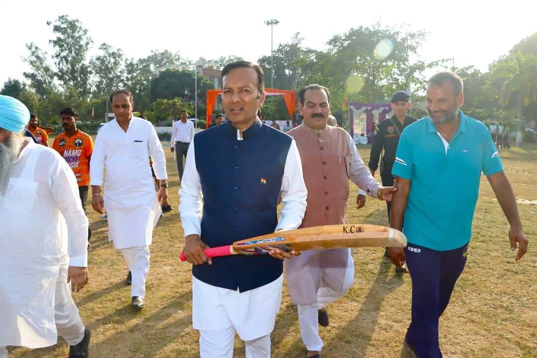 सांसद खेल महोत्सव के अंतर्गत सांसद नवीन जिन्दल के मार्गदर्शन में एमपी एकादश और मीडिया एकादश में होगा क्रिकेट मैच
सांसद खेल महोत्सव में विश्व पत्रकारिता दिवस 16 नवंबर को पुलिस लाइन ग्राउंड में होगा रोमांचक मुकाबला
सभी पत्रकारों से टीम बनाकर 24 अक्तूबर से पहले हेल्पलाइन नंबर 9896090009 पर रजिस्ट्रेशन कराने की अपील
कैथल, 18 अक्टूबर। कुरुक्षेत्र संसदीय क्षेत्र में खेल और एकता को बढ़ावा देने के उद्देश्य से 16 नवंबर को पुलिस लाइन ग्राउंड में विश्व पत्रकारिता दिवस 16 नवंबर को एक रोमांचक क्रिकेट मुकाबला होगा। इस मुकाबले में सांसद नवीन जिन्दल की एमपी एकादश और मीडिया एकादश टीम आमने-सामने होंगी। एमपी एकादश में प्रशासनिक अधिकारी और नवीन जिन्दल फाउंडेशन टीम के सदस्य शामिल होंगे।
उपरोक्त जानकारी देते हुए कैथल कार्यालय प्रभारी रविन्द्र धीमान ने बताया कि मीडिया एकादश की टीम के लिए कैथल जिले के प्रिंट, इलेक्ट्रॉनिक और डिजिटल मीडिया संस्थानों से जुड़े पत्रकारों से आवेदन आमंत्रित किए जा रहे हैं। क्रिकेट में रुचि रखने वाले इच्छुक पत्रकार अपनी टीम बनाकर हमारे हेल्पलाइन नंबर 9896090009 पर आवेदन कर सकते हैं।
उन्होंने बताया कि यदि पत्रकार साथियों की एक से अधिक टीमें खेलने की इच्छा जाहिर करती हैं, तो सभी टीमों का मैच कराकर फाइनल टीम का चयन किया जाएगा। उन्होंने सभी पत्रकारों से अपील की है कि वे 24 अक्तूबर से पहले अपनी टीम का रजिस्ट्रेशन हेल्पलाइन नंबर 9896090009 पर कराएं।
एमपी एकादश और मीडिया एकादश के बीच होने वाला यह मुकाबला मीडिया जगत और प्रशासन के बीच बेहतर समन्वय का संदेश भी देगा। यह मैच सोशल मीडिया पर लाइव भी किया जाएगा, ताकि अधिक से अधिक लोग इस मैच का आनन्द उठा सकें।
मैच का विवरण
- तारीख: 16 नवंबर 2026
- स्थान: पुलिस लाइन ग्राउंड
- समय: 11: बजे सुबह
उन्होंने बताया कि कैथल के मीडिया साथियों की सक्रिय भागीदारी से यह मुकाबला खेल, एकता और उत्साह का यादगार आयोजन बनने की उम्मीद है।