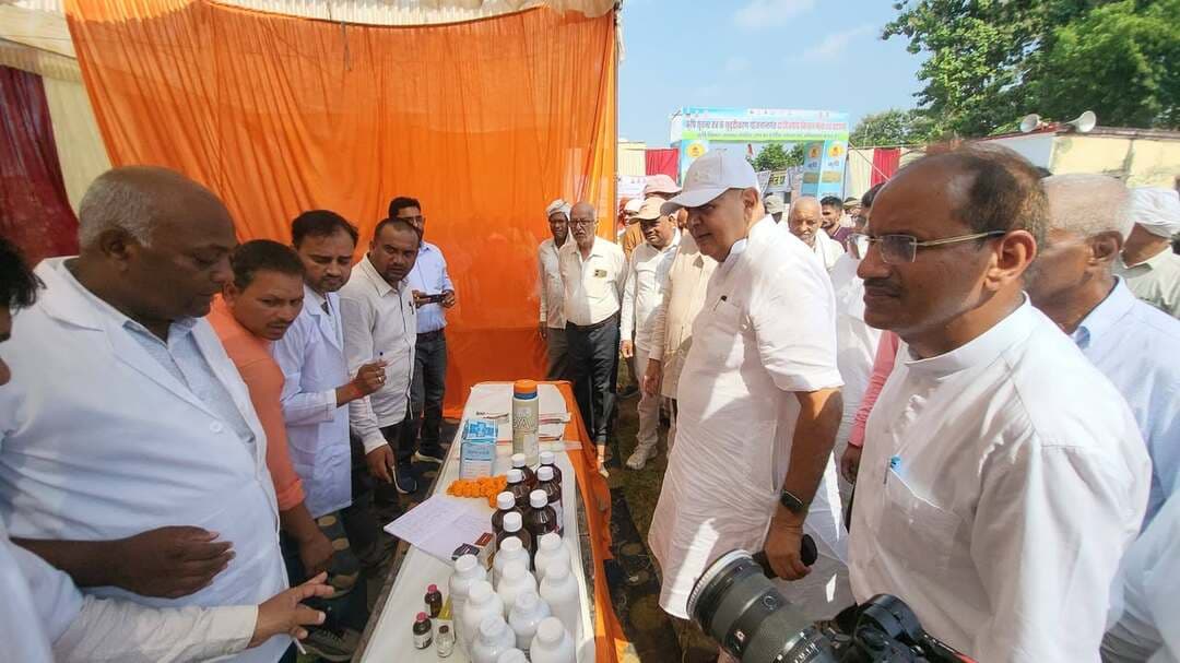 पथरदेवा में दो दिवसीय क्षेत्रीय किसान मेले का समापन, किसानों को मिले कृषि यंत्र और बीज
#देवरिया, 18 अक्टूबर। जनपद देवरिया के पथरदेवा स्थित आचार्य नरेंद्र देव इंटर कॉलेज में आयोजित दो दिवसीय क्षेत्रीय किसान मेले का समापन हो गया। कृषि सूचना तंत्र सुदृढ़ीकरण एवं कृषक जागरूकता कार्यक्रम के तहत आयोजित इस मेले में किसानों को आधुनिक खेती, फसल उत्पादन बढ़ाने की तकनीकों और विभिन्न सरकारी योजनाओं की जानकारी दी गई। कार्यक्रम की अध्यक्षता प्रदेश के कृषि, कृषि शिक्षा एवं कृषि अनुसंधान मंत्री सूर्य प्रताप शाही ने की। इफको के चेयरमैन दिलीप संघानी मुख्य अतिथि तथा परिवहन राज्य मंत्री (स्वतंत्र प्रभार) दयाशंकर सिंह विशिष्ट अतिथि के रूप में उपस्थित रहे।
खेत बचाओ अभियान और आधुनिक खेती पर जोर
कार्यक्रम में कृषि निदेशक, उत्तर प्रदेश डॉ. टी.एम. त्रिपाठी ने एक नवंबर से शुरू होने वाले खेत बचाओ अभियान के संबंध में किसानों को जानकारी दी। उन्होंने कृषि क्षेत्र से जुड़ी नवीन तकनीकों और खेती को बेहतर बनाने के उपायों से भी अवगत कराया।
केवीके बस्ती के वरिष्ठ वैज्ञानिक डॉ. एस.के. तोमर ने तिलहनी फसलों की उत्पादकता बढ़ाने के लिए महत्वपूर्ण सुझाव दिए। वहीं, केवीके मल्हना, भाटपाररानी के वरिष्ठ वैज्ञानिक डॉ. मान्धाता सिंह ने रबी 2026 की फसलों का उत्पादन बढ़ाने के लिए नवीन तकनीकों और उन्नत कृषि विधियों की जानकारी दी।
20 से अधिक विभागों ने लगाए स्टॉल
किसान मेले में उद्यान, गन्ना, मत्स्य पालन, पशुपालन और स्वास्थ्य विभाग समेत 20 से अधिक विभागों ने स्टॉल लगाए। इनके माध्यम से किसानों को सरकारी योजनाओं, कृषि तकनीकों और विभागीय सुविधाओं की जानकारी दी गई। स्वास्थ्य विभाग की ओर से स्वास्थ्य शिविर भी आयोजित किया गया।
इसके अतिरिक्त केवीके महराजगंज, केवीके बेलीपार गोरखपुर, केवीके संतकबीरनगर और केवीके आजमगढ़ के कृषि वैज्ञानिकों ने स्टॉलों के माध्यम से किसानों की कृषि संबंधी जिज्ञासाओं का समाधान किया।
किसानों को बांटे गए कृषि यंत्र और बीज किट
मेले के दौरान कृषि विभाग ने मैकेनाइजेशन एवं इन-सीटू योजनाओं के अंतर्गत किसानों को विभिन्न प्रकार के कृषि यंत्र वितरित किए। वहीं, कृषि विभाग, इफको और नूजीवीडू कंपनी की ओर से किसानों को सरसों एवं सब्जियों के मिनी किट निःशुल्क उपलब्ध कराए गए।
कार्यक्रम में कृषि निदेशालय और विभिन्न कृषि विज्ञान केंद्रों के अधिकारियों एवं वैज्ञानिकों के साथ मुख्य विकास अधिकारी, देवरिया, उप कृषि निदेशक, जिला कृषि अधिकारी तथा कृषि विभाग के अन्य अधिकारी और कर्मचारी मौजूद रहे।
दो दिवसीय क्षेत्रीय किसान मेले का समापन कृषि मंत्री सूर्य प्रताप शाही ने किया। मेले का उद्देश्य किसानों तक आधुनिक कृषि तकनीकों, उन्नत बीजों और सरकारी योजनाओं की जानकारी पहुंचाकर खेती को अधिक उत्पादक बनाने के प्रति जागरूक करना रहा।
Surya Pratap Shahi