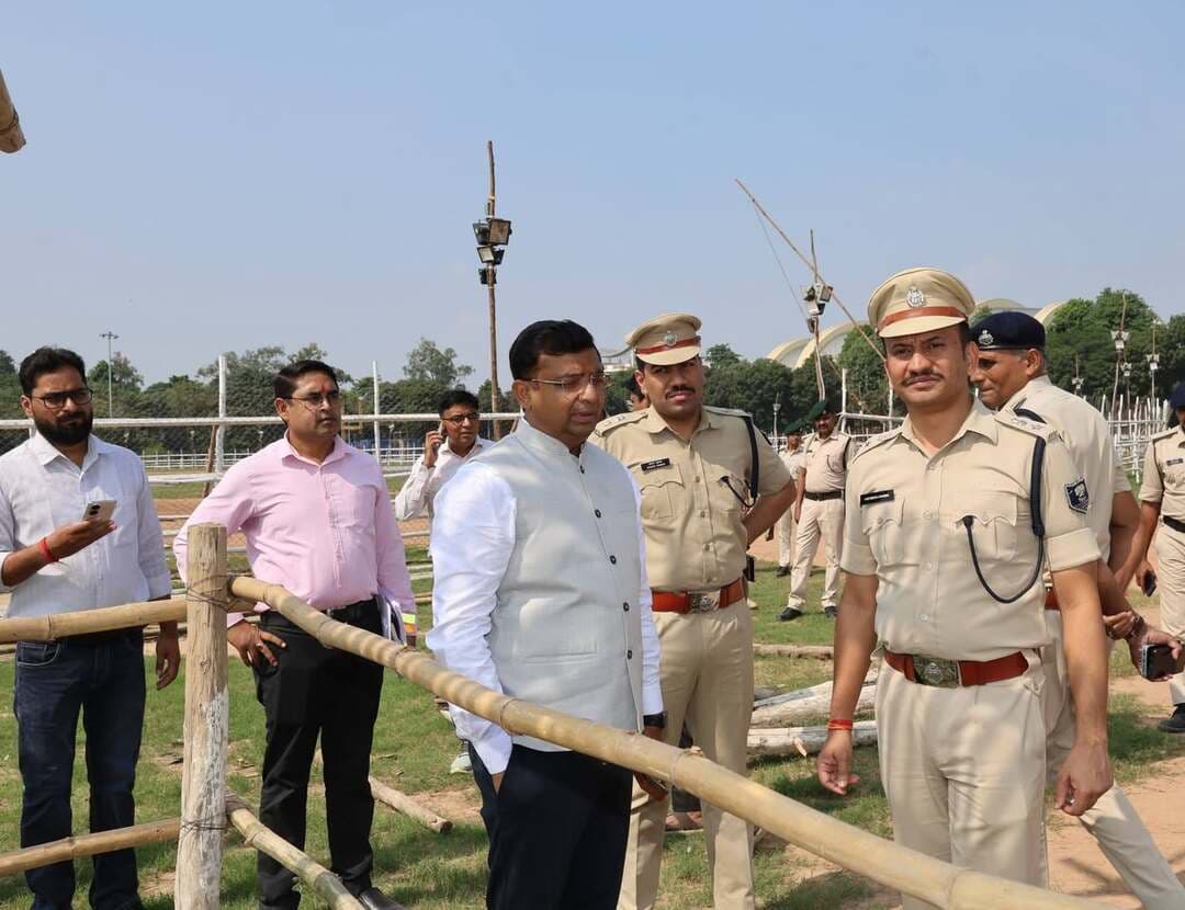 गांधी मैदान में आयोजित होने वाले रावण वध कार्यक्रम को शांतिपूर्ण, सुरक्षित एवं सुव्यवस्थित तरीके से संपन्न कराने के उद्देश्य से जिलाधिकारी श्री कुंदन कुमार एवं वरीय पुलिस अधीक्षक श्री कार्तिकेय के. शर्मा ने प्रतिनियुक्त मजिस्ट्रेट एवं पुलिस पदाधिकारियों की संयुक्त ब्रीफिंग की।
इस दौरान श्रद्धालुओं की सुविधा, प्रभावी भीड़ प्रबंधन, सुरक्षा व्यवस्था तथा प्रवेश एवं निकास मार्गों पर विशेष सतर्कता बरतने के निर्देश दिए गए। सभी प्रतिनियुक्त पदाधिकारियों को अपने दायित्वों का पूरी मुस्तैदी एवं तत्परता से निर्वहन करने के निर्देश दिए गये.