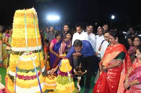 అదిలాబాద్ అర్బన్: ఆదిలాబాద్: ఘనంగా బతుకమ్మ వేడుకలు, స్టేడియంలో సందడి చేసిన అధికారులు