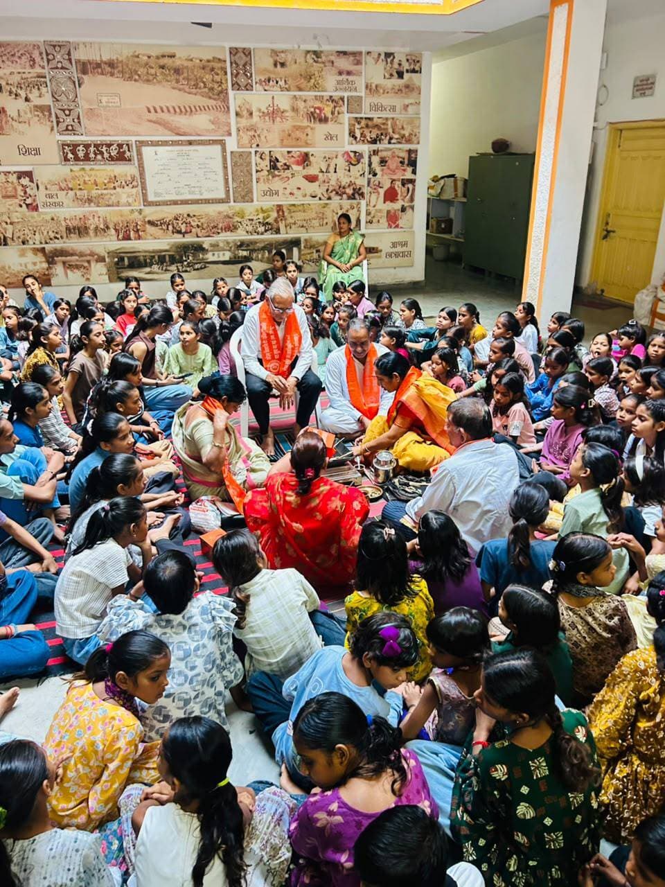दुर्गाष्टमी पर 542 जनजाति कन्याओं का पूजन, हवन-यज्ञ एवं विभिन्न प्रतियोगिताओं के माध्यम से दिया सामाजिक समरसता का संदेश
उदयपुर, 18 अक्टूबर। राजस्थान वनवासी कल्याण परिषद द्वारा दुर्गाष्टमी के पावन अवसर पर उदयपुर स्थित कल्याण आश्रम कार्यालय, सेक्टर-13 में सामाजिक समरसता एवं सांस्कृतिक परंपराओं को सुदृढ़ करने के उद्देश्य से जनजाति कन्या पूजन कार्यक्रम मनोहर लाल जी कालरा की अध्यक्षता में आयोजित किया गया। इस अवसर पर उदयपुर एवं सिरोही जिले की 10 पंचायत समितियों से कुल 542 जनजाति कन्याओं का पूजन किया गया।
कार्यक्रम के अंतर्गत उदयपुर नगर महिला समिति के माध्यम से नगर में निवासरत परिवारों ने अपने-अपने घरों में जनजाति कन्याओं का श्रद्धापूर्वक पूजन किया। इसके पश्चात सभी कन्याओं के सम्मान में परिषद कार्यालय में सामूहिक कार्यक्रम आयोजित किया गया। यहां विधि-विधान के साथ हवन-यज्ञ किया गया तथा कन्याओं को विभिन्न उपहार भेंट कर सम्मानित किया गया। कार्यक्रम में कन्याओं के लिए विभिन्न प्रतियोगिताओं का भी आयोजन किया गया, जिसमें उन्होंने उत्साहपूर्वक भाग लिया।
कार्यक्रम में नवरात्रि के धार्मिक एवं सांस्कृतिक महत्व तथा मां दुर्गा के नौ स्वरूपों के बारे में जानकारी दी गई। वक्ताओं ने कहा कि भारतीय संस्कृति में नारी शक्ति का विशेष स्थान है। कन्या पूजन केवल धार्मिक परंपरा नहीं, बल्कि मातृशक्ति के प्रति सम्मान, श्रद्धा और समाज में समानता के भाव को प्रकट करने का माध्यम भी है।
इस अवसर पर राजस्थान वनवासी कल्याण परिषद के प्रदेश संगठन मंत्री श्री जगदीश कुलमी एवं प्रांतीय निर्माण कार्य प्रभारी श्री जगदीश प्रसाद जोशी ने अपने विचार व्यक्त किए। उन्होंने समाज में आपसी आत्मीयता, सहयोग, सांस्कृतिक मूल्यों और सामाजिक समरसता को मजबूत बनाने की आवश्यकता पर बल दिया।
समापन कार्यक्रम में नारी शक्ति और सांस्कृतिक चेतना पर जोर
कार्यक्रम के समापन सत्र में अखिल भारतीय वनवासी कल्याण आश्रम के राष्ट्रीय सह संगठन मंत्री श्री भगवान सहाय एवं अखिल भारतीय ग्राम विकास सह प्रमुख डॉ. राधिका लढा उपस्थित रहे।
श्री भगवान सहाय ने सनातन धर्म में नारी के महत्व को रेखांकित करते हुए कहा कि भारतीय संस्कृति में नारी को शक्ति, श्रद्धा और सृजन का प्रतीक माना गया है। “नारी तू नारायणी” की भावना हमारी सांस्कृतिक परंपरा का अभिन्न अंग है। उन्होंने शास्त्रीय मान्यता “यत्र नार्यस्तु पूज्यन्ते रमन्ते तत्र देवताः” का उल्लेख करते हुए कहा कि जहां नारी का सम्मान होता है, वहां सुख, समृद्धि और संस्कारों का वास होता है। उन्होंने जनजाति समाज की उन वीरांगनाओं और क्रांतिकारी योद्धाओं का भी स्मरण किया, जिन्होंने देश, धर्म और संस्कृति की रक्षा के लिए अपने प्राणों का बलिदान दिया।
डॉ. राधिका लढा ने अपने उद्बोधन में वर्तमान समय में महिलाओं एवं बालिकाओं की सुरक्षा से जुड़े विषयों पर चर्चा की। उन्होंने लव जिहाद जैसी चिंताओं का उल्लेख करते हुए परिवारों और समाज से सजग रहने, बालिकाओं के साथ निरंतर संवाद बनाए रखने तथा उन्हें उचित मार्गदर्शन और संस्कार देने का आह्वान किया।
‘तू-मैं एक रक्त’ का दिया संदेश
कार्यक्रम का प्रमुख संदेश “तू-मैं एक रक्त” रहा। इसके माध्यम से समाज के सभी वर्गों के बीच आत्मीयता, समानता और अपनत्व का भाव सुदृढ़ करने का आह्वान किया गया। वक्ताओं ने कहा कि परस्पर सम्मान, सहयोग और सामाजिक एकता से ही समरस समाज का निर्माण संभव है।
कार्यक्रम में उदयपुर नगर की बड़ी संख्या में मातृशक्ति ने उत्साहपूर्वक भाग लिया तथा आयोजन में सक्रिय सहयोग प्रदान किया। आर्य समाज के पदाधिकारियों का भी कार्यक्रम के आयोजन में महत्वपूर्ण सहयोग रहा।
राजस्थान वनवासी कल्याण परिषद का यह आयोजन धार्मिक आस्था, नारी सम्मान, जनजाति संस्कृति के गौरव और सामाजिक समरसता को समर्पित रहा। कन्या पूजन, हवन-यज्ञ, प्रतियोगिताओं एवं विचार सत्रों के माध्यम से समाज में सांस्कृतिक चेतना, पारस्परिक सद्भाव और एकात्मता का संदेश दिया ।