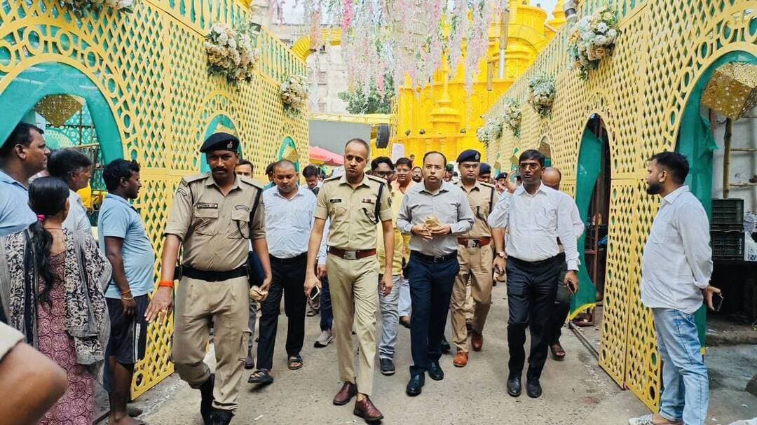 दुर्गा पूजा पर गया में प्रशासन का मेगा सुरक्षा प्लान! DM-SSP ने संभाला मोर्चा, पंडाल से विसर्जन घाट तक सख्त निगरानी
रावण दहन में मजबूत बैरिकेडिंग, हर पंडाल में CCTV और अग्निशमन की व्यवस्था अनिवार्य; विसर्जन घाटों पर गोताखोरों की तैनाती का निर्देश, ड्यूटी में लापरवाही नहीं होगी बर्दाश्त
गयाजी। दुर्गा पूजा के दौरान श्रद्धालुओं की सुरक्षा, भीड़ नियंत्रण और विधि-व्यवस्था बनाए रखने के लिए गया जिला प्रशासन पूरी तरह अलर्ट मोड में है। पूजा पंडालों में उमड़ने वाली भीड़ से लेकर रावण दहन के कार्यक्रम और मूर्ति विसर्जन तक, हर स्तर पर सुरक्षा व्यवस्था को मजबूत करने की तैयारी की जा रही है। इसी कड़ी में रविवार, 18 अक्टूबर को जिलाधिकारी शशांक शुभंकर और वरीय पुलिस अधीक्षक सुशील कुमार ने जिले के विभिन्न पूजा पंडालों, रावण दहन स्थलों और मूर्ति विसर्जन स्थलों का निरीक्षण किया। अधिकारियों ने मौके पर पहुंचकर सुरक्षा इंतजामों की पड़ताल की और संबंधित पदाधिकारियों को आवश्यक दिशा-निर्देश दिए।
निरीक्षण के दौरान प्रशासन की प्राथमिकता साफ रही—पूजा के दौरान श्रद्धालुओं को किसी प्रकार की परेशानी नहीं हो, भीड़ अनियंत्रित न हो और किसी भी आपात स्थिति से निपटने के लिए पर्याप्त इंतजाम पहले से मौजूद रहें। सुरक्षा व्यवस्था में अग्निशमन, CCTV निगरानी, प्रवेश और निकास द्वार, पहुंच पथ, बिजली के तार, बैरिकेडिंग, रोशनी और पब्लिक एड्रेस सिस्टम जैसे महत्वपूर्ण बिंदुओं की समीक्षा की गई।
रुक्मिणी सरोवर से सीता कुंड तक सुरक्षा व्यवस्था की पड़ताल
जिलाधिकारी और वरीय पुलिस अधीक्षक ने रुक्मिणी सरोवर, मां मंगला गौरी मंदिर के समीप स्थित क्षेत्र, सीता कुंड तथा मुफस्सिल थाना क्षेत्र के रसलपुर स्थित रावण दहन और मूर्ति विसर्जन स्थलों का निरीक्षण किया। इन स्थानों पर जुटने वाली भीड़ को ध्यान में रखते हुए अधिकारियों ने संबंधित विभागों को सुरक्षा के पुख्ता इंतजाम सुनिश्चित करने का निर्देश दिया।
निरीक्षण के दौरान यह सुनिश्चित करने पर जोर दिया गया कि श्रद्धालुओं की आवाजाही व्यवस्थित रहे और किसी स्थान पर भीड़ का दबाव बढ़ने की स्थिति में उसे नियंत्रित करने के लिए पर्याप्त व्यवस्था उपलब्ध हो। प्रशासन ने सभी संबंधित अधिकारियों को अपने-अपने क्षेत्र की जिम्मेदारी गंभीरता से निभाने और आयोजन से पहले जरूरी तैयारियां पूरी करने को कहा।
पूजा पंडालों से लेकर रावण दहन और विसर्जन स्थलों तक सुरक्षा इंतजामों की नियमित निगरानी जरूरी बताई गई, ताकि किसी समस्या की स्थिति में तत्काल कार्रवाई की जा सके।
हर पूजा पंडाल में CCTV, अग्निशमन और सुरक्षित रास्तों पर जोर
जिलाधिकारी शशांक शुभंकर ने पूजा पंडालों में अग्निशमन की समुचित व्यवस्था सुनिश्चित करने का निर्देश दिया। पंडालों में CCTV कैमरों के माध्यम से निगरानी की व्यवस्था रखने और प्रवेश एवं निकास द्वारों को व्यवस्थित बनाने पर विशेष जोर दिया गया। श्रद्धालुओं को रास्तों और निकास द्वारों की जानकारी आसानी से मिल सके, इसके लिए पर्याप्त साइनेज लगाने का भी निर्देश दिया गया।
भीड़ के दौरान प्रवेश और निकास के रास्ते बाधित होने से परेशानी बढ़ सकती है। इसे देखते हुए पंडाल प्रबंधन और संबंधित पदाधिकारियों को आवाजाही की व्यवस्था पर विशेष ध्यान देने को कहा गया। किसी भी आपात स्थिति में लोगों को सुरक्षित बाहर निकालने के लिए रास्ते स्पष्ट और उपयोग के योग्य रहने चाहिए।
जिलाधिकारी ने पूजा पंडालों तक पहुंचने वाले रास्तों का भी जायजा लिया। जहां आवश्यकता हो, वहां पहुंच पथों का समतलीकरण कराने का निर्देश दिया गया, ताकि श्रद्धालुओं को आवागमन में परेशानी नहीं हो। बिजली के तारों की पर्याप्त ऊंचाई सुनिश्चित करने और विद्युत सुरक्षा मानकों का पालन कराने को भी कहा गया।
प्रशासन का उद्देश्य है कि सजावट, रोशनी और अन्य व्यवस्थाओं के बीच बिजली से जुड़ा कोई जोखिम पैदा नहीं हो। इसके लिए संबंधित विभागों को समय रहते आवश्यक सुधार करने का निर्देश दिया गया।
रावण दहन में मजबूत बैरिकेडिंग, भीड़ पर रहेगी नजर
रावण दहन कार्यक्रमों के दौरान बड़ी संख्या में लोगों के जुटने की संभावना को देखते हुए प्रशासन ने सुरक्षा व्यवस्था को लेकर विशेष सतर्कता बरतने का निर्देश दिया है। रसलपुर सहित निर्धारित स्थलों पर दर्शकों की सुरक्षा और भीड़ प्रबंधन को प्राथमिकता दी गई।
जिलाधिकारी ने निर्देश दिया कि रावण दहन स्थल पर बैरिकेडिंग पर्याप्त मजबूत और सुरक्षित होनी चाहिए। दर्शकों को निर्धारित सीमा में रखने और कार्यक्रम स्थल पर भीड़ को व्यवस्थित करने के लिए प्रभावी इंतजाम किए जाएं। किसी भी स्थिति में दर्शकों की भीड़ सुरक्षा घेरे को पार कर जोखिम वाले क्षेत्र तक नहीं पहुंचे, इसका ध्यान रखने को कहा गया।
इसके अलावा कार्यक्रम स्थल पर पर्याप्त रोशनी की व्यवस्था और प्रभावी पब्लिक एड्रेस सिस्टम उपलब्ध रखने का निर्देश दिया गया। पब्लिक एड्रेस सिस्टम के जरिए लोगों को जरूरी सूचनाएं देने और भीड़ को नियंत्रित करने में मदद मिलेगी। संबंधित पदाधिकारियों को निर्देश दिया गया कि कार्यक्रम से पहले सभी व्यवस्थाओं की जांच कर लें और सुरक्षा मानकों का सख्ती से पालन कराएं।
विसर्जन घाटों पर गोताखोर अनिवार्य, रोशनी के लिए जनरेटर और हैलोजन
मूर्ति विसर्जन के दौरान सुरक्षा को लेकर प्रशासन ने स्पष्ट निर्देश जारी किए हैं। जिलाधिकारी ने कहा कि प्रत्येक निर्धारित विसर्जन स्थल पर गोताखोरों की अनिवार्य रूप से प्रतिनियुक्ति सुनिश्चित की जाए। विसर्जन के समय पानी के पास श्रद्धालुओं की आवाजाही और भीड़ की स्थिति को देखते हुए सुरक्षा संबंधी सभी जरूरी इंतजाम पहले से उपलब्ध रहने चाहिए।
विसर्जन स्थलों पर पर्याप्त रोशनी के लिए जनरेटर के साथ हैलोजन लाइट की व्यवस्था करने का निर्देश दिया गया है। इससे कम रोशनी या अंधेरा होने की स्थिति में भी लोगों की आवाजाही और सुरक्षा प्रबंधन में मदद मिलेगी। इसके साथ ही पब्लिक एड्रेस सिस्टम के माध्यम से श्रद्धालुओं को आवश्यक दिशा-निर्देश देने की व्यवस्था रखने को कहा गया।
प्रशासन ने संबंधित पदाधिकारियों को विसर्जन के दौरान विशेष सतर्कता बरतने का निर्देश दिया। गोताखोरों की तैनाती, पर्याप्त रोशनी और भीड़ नियंत्रण की व्यवस्था को महत्वपूर्ण मानते हुए इन सभी बिंदुओं पर गंभीरता से काम करने को कहा गया है।
संवेदनशील स्थलों पर विशेष निगरानी, अधिकारियों को समन्वय का निर्देश
निरीक्षण के दौरान जिलाधिकारी और वरीय पुलिस अधीक्षक ने जिले में विधि-व्यवस्था की स्थिति की भी समीक्षा की। अधिकारियों ने संबंधित पदाधिकारियों को आपसी समन्वय के साथ काम करने और संवेदनशील स्थलों पर विशेष निगरानी रखने का निर्देश दिया। भीड़ बढ़ने की स्थिति में सुरक्षा व्यवस्था को प्रभावी बनाए रखने के लिए सभी संबंधित इकाइयों के बीच तालमेल जरूरी बताया गया।
दुर्गा पूजा के दौरान पूजा पंडालों, रावण दहन और मूर्ति विसर्जन से जुड़े कार्यक्रमों में अलग-अलग स्थानों पर बड़ी संख्या में लोगों की आवाजाही रहती है। ऐसे में प्रशासन ने सुरक्षा प्रबंधन को लेकर पहले से तैयारी रखने और किसी भी समस्या पर त्वरित कार्रवाई करने पर जोर दिया।
जिलाधिकारी ने स्पष्ट निर्देश दिया कि विभिन्न स्थलों पर प्रतिनियुक्त सभी दंडाधिकारी और पुलिस पदाधिकारी अपने निर्धारित ड्यूटी स्थलों पर पूरी निष्ठा, तत्परता और जिम्मेदारी के साथ तैनात रहें। सभी अधिकारी अपने कर्तव्यों का निर्वहन पूरी सतर्कता से करें और सुरक्षा व्यवस्था में किसी तरह की कमी नहीं रहने दें।
शांतिपूर्ण आयोजन के लिए प्रशासन की सख्ती
गया जिला प्रशासन का जोर दुर्गा पूजा से जुड़े सभी कार्यक्रमों को सुरक्षित, शांतिपूर्ण और सुव्यवस्थित तरीके से संपन्न कराने पर है। इसके लिए पूजा पंडालों में अग्निशमन और CCTV व्यवस्था, रावण दहन स्थलों पर मजबूत बैरिकेडिंग तथा विसर्जन घाटों पर गोताखोरों की तैनाती जैसे महत्वपूर्ण इंतजाम सुनिश्चित करने के निर्देश दिए गए हैं।
जिलाधिकारी शशांक शुभंकर और वरीय पुलिस अधीक्षक सुशील कुमार के निरीक्षण के बाद संबंधित पदाधिकारियों की जिम्मेदारी बढ़ गई है। अब सभी व्यवस्थाओं को निर्देशों के अनुरूप दुरुस्त रखने और निर्धारित ड्यूटी का जिम्मेदारी से निर्वहन करने पर जोर रहेगा।
प्रशासन ने साफ किया है कि दुर्गा पूजा, रावण दहन और मूर्ति विसर्जन के दौरान सुरक्षा एवं विधि-व्यवस्था बनाए रखना सर्वोच्च प्राथमिकता है। सभी संबंधित पदाधिकारियों को आपसी समन्वय के साथ काम करते हुए यह सुनिश्चित करना है कि श्रद्धालु सुरक्षित माहौल में पूजा-अर्चना और धार्मिक आयोजनों में शामिल हो सकें।