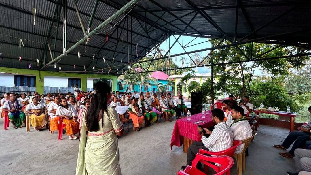 ওদালগুৰিৰ মান্টিকিৰিৰ ধাননি পথাৰত ২০০০ বন্তি প্ৰজ্বলন
ওদালগুৰি জিলা কৃষি বিভাগৰ উদ্যোগত আজি হৰিশিঙা কৃষি উন্নয়ন চক্ৰৰ অন্তৰ্গত মান্টিকিৰি গাঁৱত কাতি বিহু উদযাপনৰ লগতে তৈল খেজুৰ খেতিৰ সজাগতা সভা অনুষ্ঠিত হয়। ৰাষ্ট্ৰীয় ভোজ্য তেল-তৈল খেজুৰ অভিযানৰ অধীনত অনুষ্ঠিত সভাত কৃষকসকলক আধুনিক কৃষি পদ্ধতি আৰু তৈল খেজুৰ খেতিৰ জৰিয়তে অৰ্থনৈতিকভাৱে স্বাৱলম্বী হোৱাৰ বিষয়ে সজাগ কৰা হয়। অনুষ্ঠানৰ অন্তত পৰম্পৰা ৰক্ষা কৰি গাঁৱৰ ধাননি পথাৰত প্ৰায় ২০০০ বন্তি আৰু আকাশবন্তি প্ৰজ্বলন কৰা হয়।