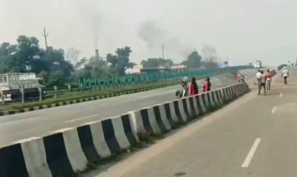 गोबिंदपुर थाना क्षेत्र के जीटी रोड स्थित गहिरा मोड़ के समीप चलती बाइक पर लगी अचानक आग बड़ा हदासा होने से बाल बाल टला