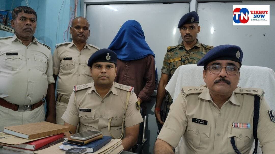 मुजफ्फरपुर में बड़ी कार्रवाई! देशी पिस्टल और 4 कारतूस के साथ आरोपी गिरफ्तार, हत्या के प्रयास व लूट के मामले भी दर्ज
मुजफ्फरपुर में अपराध नियंत्रण को लेकर पुलिस लगातार कार्रवाई कर रही है। इसी कड़ी में बेनीबाद थाना क्षेत्र के रमौली चौक के पास पुलिस ने अवैध हथियार और जिंदा कारतूस के साथ एक आरोपी को गिरफ्तार किया है। गिरफ्तार आरोपी की पहचान औराई थाना क्षेत्र के विकास कुमार यादव के रूप में हुई है।
वरीय पुलिस अधीक्षक के निर्देशन में चलाए जा रहे अभियान के तहत 17 अक्टूबर 2026 को बेनीबाद थाना पुलिस को गुप्त सूचना मिली थी कि रमौली चौक के पास एक व्यक्ति अवैध हथियार लेकर किसी अप्रिय घटना को अंजाम देने की फिराक में घूम रहा है।
सूचना के सत्यापन के बाद पुलिस टीम ने त्वरित कार्रवाई करते हुए छापेमारी की और विकास कुमार यादव को गिरफ्तार कर लिया। पुलिस ने उसके पास से एक देशी पिस्टल, चार जिंदा कारतूस और एक मोबाइल फोन बरामद किया है।
इस मामले में बेनीबाद थाना कांड संख्या 156/26 दर्ज किया गया है। पुलिस के अनुसार, आरोपी का आपराधिक इतिहास भी है। उसके विरुद्ध औराई थाना में हत्या के प्रयास एवं आर्म्स एक्ट तथा जजुआर ओपी में लूट और हत्या के प्रयास से जुड़े मामले दर्ज हैं।
फिलहाल पुलिस मामले में अग्रतर कार्रवाई कर रही है।
<nis:link nis:type=tag nis:id=muzaffarpurpolice nis:value=MuzaffarpurPolice nis:enabled=true nis:link/> <nis:link nis:type=tag nis:id=muzaffarpurnews nis:value=MuzaffarpurNews nis:enabled=true nis:link/> <nis:link nis:type=tag nis:id=benibadpolice nis:value=BenibadPolice nis:enabled=true nis:link/> <nis:link nis:type=tag nis:id=crimenewsbihar nis:value=CrimeNewsBihar nis:enabled=true nis:link/> <nis:link nis:type=tag nis:id=tirhutnow nis:value=TirhutNow nis:enabled=true nis:link/>