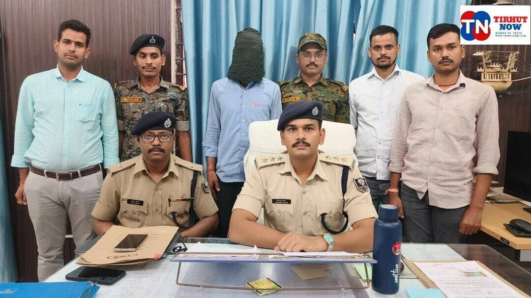 डिजिटल अरेस्ट साइबर ठगी में बड़ा खुलासा! मुजफ्फरपुर पुलिस ने दूसरे आरोपी को दबोचा, ₹2.64 लाख होल्ड
मुजफ्फरपुर में डिजिटल अरेस्ट के नाम पर साइबर ठगी करने वाले गिरोह के खिलाफ पुलिस को एक और बड़ी कामयाबी मिली है। पुलिस ने इस मामले में दूसरे आरोपी को गिरफ्तार किया है। वहीं, पीड़िता से ठगी गई रकम में से 2 लाख 64 हजार 748 रुपये होल्ड कराए गए हैं।
दरअसल, साइबर अपराधियों ने रागिनी देवी को अंतरराष्ट्रीय और राष्ट्रीय व्हाट्सएप नंबरों से फोन किया। खुद को सीबीआई अधिकारी और पुलिसकर्मी बताकर उनके परिवार के एक सदस्य की गिरफ्तारी का डर दिखाया गया। इसके बाद डिजिटल अरेस्ट के नाम पर डराकर-धमकाकर कुल 3 लाख 47 हजार 999 रुपये की ठगी कर ली गई।
इस मामले में 8 सितंबर 2026 को मुजफ्फरपुर साइबर थाना कांड संख्या 140/26 दर्ज किया गया था।
वरीय पुलिस अधीक्षक के निर्देशन में गठित विशेष टीम ने तकनीकी साक्ष्यों और बैंक खातों का विश्लेषण किया। इसके आधार पर उत्तर प्रदेश के देवरिया से टीपू कुशवाहा को 12 अक्टूबर को गिरफ्तार किया गया था।
अब 17 अक्टूबर को पुलिस ने बांका जिले के केवल प्रिंस कुमार को भी गिरफ्तार किया है। पुलिस के अनुसार, आरोपी के बैंक खाते पर नौ राज्यों से कुल 14 शिकायतें दर्ज पाई गई हैं।
पीड़िता की राशि वापस कराने की प्रक्रिया जारी है, जबकि अन्य आरोपियों की गिरफ्तारी के लिए छापेमारी की जा रही है।
<nis:link nis:type=tag nis:id=tirhutnow nis:value=TirhutNow nis:enabled=true nis:link/> <nis:link nis:type=tag nis:id=digitalarrest nis:value=DigitalArrest nis:enabled=true nis:link/> <nis:link nis:type=tag nis:id=cybercrime nis:value=CyberCrime nis:enabled=true nis:link/> <nis:link nis:type=tag nis:id=muzaffarpurpolice nis:value=MuzaffarpurPolice nis:enabled=true nis:link/> <nis:link nis:type=tag nis:id=cyberfraud nis:value=CyberFraud nis:enabled=true nis:link/>