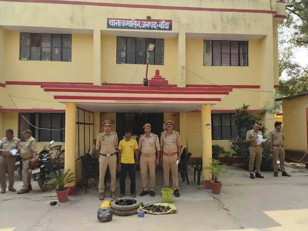 बांदा:कमासिन पुलिस ने चोरी की बाइक काटने वाले मैकेनिक को किया गिरफ्तार।
चोरी की मोटरसाइकिलों के कटे हुए पार्ट्स, टायर,बैटरी,नंबर प्लेट समेत अन्य सामान बरामद।
गिरफ्तार अभियुक्त अमित के खिलाफ बीएनएस की संबंधित धाराओं में मुकदमा दर्ज।
#बांदा
#bandanews
#bandanews18
#bandai
#bandapolice
#uppolice
