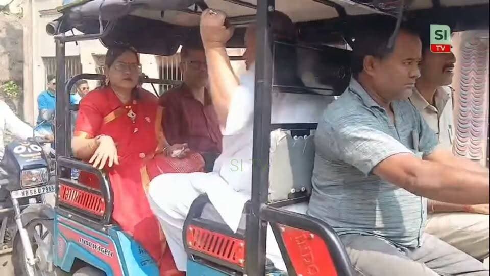চারচাকা গাড়ি নয় এবার টোটো তে চেপেই পুজো পরিক্রমায় বিদ্যুৎ প্রতিমন্ত্রী কান্দিতে