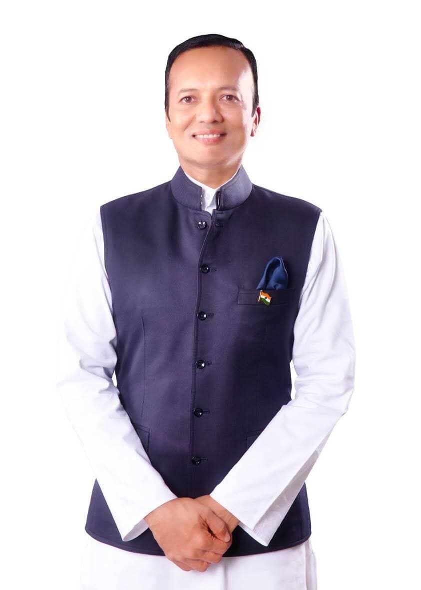 सांसद नवीन जिन्दल के मार्गदर्शन में एमपी एकादश और मीडिया एकादश में होगा क्रिकेट मैच
31 अक्टूबर को रन फॉर यूनिटी के बाद द्रोणाचार्य स्टेडियम में रोमांचक मुकाबले के साथ सांसद खेल महोत्सव 2026 का होगा शुभारंभ
सभी पत्रकारों से टीम बनाकर 24 अक्टूबर से पहले हेल्पलाइन नंबर 9896090009 पर रजिस्ट्रेशन कराने की अपील
कुरुक्षेत्र, 18 अक्टूबर। कुरुक्षेत्र संसदीय क्षेत्र में खेल और एकता को बढ़ावा देने के उद्देश्य से 31 अक्टूबर को द्रोणाचार्य स्टेडियम में सांसद खेल महोत्सव 2026 का शुभारंभ एक रोमांचक क्रिकेट मुकाबले के साथ होगा। रन फॉर यूनिटी के बाद आयोजित होने वाले इस मुकाबले में सांसद नवीन जिन्दल की एमपी एकादश और कुरुक्षेत्र की मीडिया एकादश टीम आमने-सामने होंगी। एमपी एकादश में प्रशासनिक अधिकारी और नवीन जिन्दल फाउंडेशन टीम के सदस्य शामिल होंगे।
उपरोक्त जानकारी देते हुए संसदीय कार्यालय प्रभारी धर्मवीर सिंह ने बताया कि मीडिया एकादश की टीम के लिए कुरुक्षेत्र जिले के प्रिंट, इलेक्ट्रॉनिक और डिजिटल मीडिया संस्थानों से जुड़े पत्रकारों से आवेदन आमंत्रित किए जा रहे हैं। क्रिकेट में रुचि रखने वाले इच्छुक पत्रकार अपनी टीम बनाकर हमारे हेल्पलाइन नंबर 9896090009 पर आवेदन कर सकते हैं।
उन्होंने बताया कि यदि पत्रकार साथियों की एक से अधिक टीमें खेलने की इच्छा जाहिर करती हैं, तो 25 अक्टूबर को जिन्दल हाउस, कुरुक्षेत्र के साथ बनी क्रिकेट एकेडमी में मैच कराकर फाइनल टीम का चयन किया जाएगा। उन्होंने सभी पत्रकारों से अपील की है कि वे 24 अक्टूबर से पहले अपनी टीम का रजिस्ट्रेशन हेल्पलाइन नंबर 9896090009 पर कराएं।
एमपी एकादश और मीडिया एकादश के बीच होने वाला यह मुकाबला मीडिया जगत और प्रशासन के बीच बेहतर समन्वय का संदेश भी देगा। यह मैच सोशल मीडिया पर लाइव किया जाएगा, ताकि अधिक से अधिक लोग इस मैच का आनन्द उठा सकें।
मैच का विवरण
- तारीख: 31 अक्टूबर 2026
- स्थान: द्रोणाचार्य स्टेडियम, कुरुक्षेत्र
- समय: रन फॉर यूनिटी के समापन के बाद
उन्होंने बताया कि कुरुक्षेत्र के मीडिया साथियों की सक्रिय भागीदारी से यह मुकाबला खेल, एकता और उत्साह का यादगार आयोजन बनने की उम्मीद है।
#HVN24
Naveen Jindal