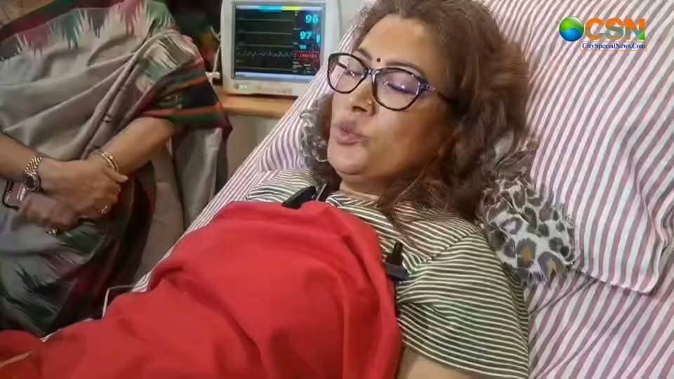 उत्तराखंड की राजनीति में कैबिनेट मंत्री रेखा आर्य और उनके पति गिरधारी लाल साहू के बीच विवाद अब एक नए मोड़ पर पहुंच गया है! पहले पत्नी ने पति पर गंभीर आरोप लगाते हुए FIR दर्ज कराई… फिर पति का वीडियो सामने आया, जिसमें उन्होंने पलटवार करते हुए करीब 200 करोड़ रुपये के कथित घोटाले से जुड़े आरोप लगाए! इतना ही नहीं, गोल्ज्यू देवता को साक्षी मानकर कसम खाने की बात भी कही!
लेकिन अब इस पूरे विवाद में रेखा आर्य ने भी मोर्चा संभाल लिया है! अस्पताल से ही उन्होंने पति के आरोपों का जवाब दिया है। भ्रष्टाचार के आरोपों को बेबुनियाद बताया है और ऑडियो को असली करार देते हुए साफ कहा है— गोल्ज्यू देवता की कसम खाकर कहती हूं, ऑडियो फर्जी नहीं है!
उत्तराखंड की सियासत में इन दिनों रेखा आर्य और गिरधारी लाल साहू के बीच आरोप-प्रत्यारोप का मामला लगातार सुर्खियों में है। पहले रेखा आर्य ने अपने पति पर गंभीर आरोप लगाते हुए पुलिस में FIR दर्ज कराई। इसके बाद गिरधारी लाल साहू का एक वीडियो सामने आया, जिसमें उन्होंने पलटवार करते हुए करीब 200 करोड़ रुपये के कथित घोटाले से जुड़े आरोप लगाए।
गिरधारी लाल साहू ने अपने बयान में गोल्ज्यू देवता को साक्षी मानकर कसम खाने की बात भी कही। इसके बाद इस विवाद ने राजनीतिक और सामाजिक हलकों में नई चर्चा छेड़ दी।
वहीं, आज कैबिनेट मंत्री रेखा आर्य ने प्रेस कॉन्फ्रेंस कर भ्रष्टाचार के आरोपों को बेबुनियाद बताया। उन्होंने अपने पति की ओर से उठाए गए सवालों पर जवाब देते हुए ऑडियो को असली बताया और कहा कि वह गोल्ज्यू देवता की कसम खाकर कहती हैं कि ऑडियो फर्जी नहीं है।
रेखा आर्य ने अस्पताल से ही अपने पति के आरोपों का जवाब दिया। बिस्तर पर लेटे हुए मंत्री ने अपनी पहले की बातों को दोहराते हुए कहा कि उन्होंने जो किया, वह सही किया।
रेखा आर्य ने महिलाओं के अधिकारों और शोषण के खिलाफ आवाज उठाने की बात भी कही। उनका कहना है कि हर महिला को शोषण के खिलाफ उठ खड़ा होना चाहिए।
एक तरफ पति की ओर से करीब 200 करोड़ रुपये के कथित घोटाले के आरोप… दूसरी तरफ मंत्री रेखा आर्य का इन आरोपों को खारिज करना और ऑडियो को असली बताना… अब इस पूरे मामले में दोनों पक्षों के दावों ने उत्तराखंड की राजनीति में हलचल तेज कर दी है।
हालांकि, कथित घोटाले से जुड़े आरोपों की स्वतंत्र पुष्टि और जांच के निष्कर्ष सामने आना अभी बाकी है।
फिलहाल, रेखा आर्य और गिरधारी लाल साहू के बीच यह विवाद किस दिशा में जाएगा, इस पर सबकी नजरें टिकी हैं। क्या इन आरोपों की जांच से कोई बड़ा खुलासा होगा? या यह विवाद आगे और गहराएगा?
आपकी इस पूरे मामले पर क्या राय है? कमेंट करके जरूर बताइए।
#रेखा_आर्य #गिरधारी_लाल_साहू #RekhaArya #GiridhariLalSahu #उत्तराखंड_राजनीति #UttarakhandPolitics #उत्तराखंड_न्यूज #BreakingNews #PoliticalControversy #200करोड़_घोटाला #कथित_घोटाला #ऑडियो_विवाद #गोल्ज्यू_देवता #RekhaAryaNews #UttarakhandNews #राजनीतिक_घमासान #आरोप_प्रत्यारोप #महिला_अधिकार #LatestNews #HindiNews #ViralNews #TrendingNews #CitySpecialNews #NewsUpdate #ViralReels #TrendingReels #HindiNewsUpdate #उत्तराखंड_ब्रेकिंग_न्यूज