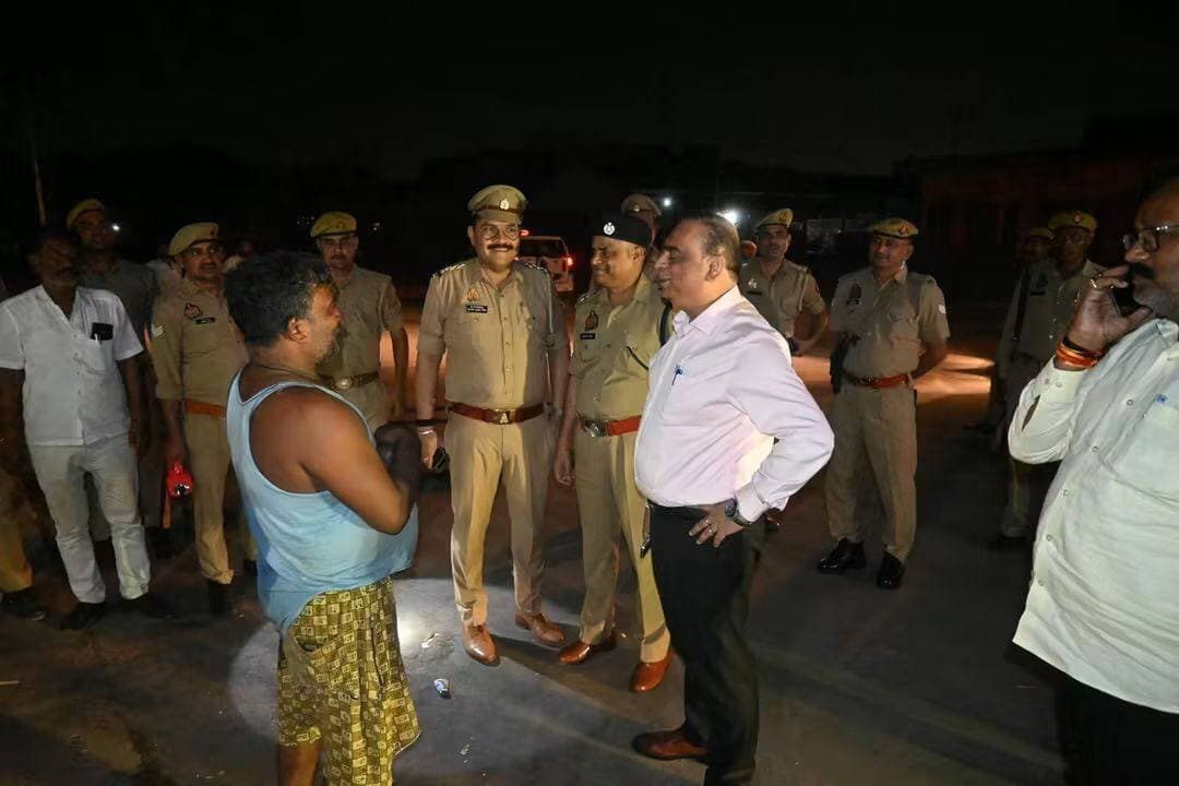ब्रेकिंग जालौन: दशहरा पर्व को लेकर देर रात तक सक्रिय रहे डीएम-एसपी, विसर्जन स्थलों का किया निरीक्षण
रावण दहन स्थल पर भीड़ नियंत्रण के लिए पर्याप्त पुलिस बल तैनात करने के निर्देश, सुरक्षा और श्रद्धालुओं की सुविधाओं पर दिया जोर
उरई, जालौन। दशहरा पर्व को शांतिपूर्ण और सुरक्षित माहौल में संपन्न कराने के लिए जिलाधिकारी समीर और पुलिस अधीक्षक सुरेश चंद्र रावत देर रात तक सक्रिय रहे। दोनों अधिकारियों ने उरई के विभिन्न प्रमुख स्थलों का निरीक्षण कर सुरक्षा व्यवस्था और तैयारियों का जायजा लिया। इस दौरान अधिकारियों ने संबंधित कर्मचारियों को आवश्यक दिशा-निर्देश दिए।
डीएम और एसपी ने चिल्ली तालाब स्थित मूर्ति विसर्जन स्थल, गल्ला मंडी स्थित रावण दहन स्थल तथा महिल तालाब पर दुर्गा मूर्ति स्थापना सहित अन्य संबंधित स्थलों का निरीक्षण किया। जिलाधिकारी ने विसर्जन स्थलों पर सुरक्षा, यातायात नियंत्रण, गोताखोरों की तैनाती और साफ-सफाई की व्यवस्था की समीक्षा करते हुए श्रद्धालुओं की सुविधा और सुरक्षा को प्राथमिकता देने के निर्देश दिए।
जिलाधिकारी ने संबंधित अधिकारियों से विसर्जन स्थलों पर सीसीटीवी कैमरे, पर्याप्त प्रकाश व्यवस्था, पेयजल और मोबाइल टॉयलेट सहित सभी जरूरी सुविधाएं सुनिश्चित करने को कहा। वहीं, गल्ला मंडी स्थित रावण दहन स्थल पर भीड़ को नियंत्रित रखने के लिए पर्याप्त सुरक्षा कर्मियों की तैनाती और लोगों की आवाजाही सुचारु बनाए रखने के निर्देश दिए, ताकि कार्यक्रम के दौरान किसी प्रकार की अव्यवस्था न हो।
पुलिस अधीक्षक सुरेश चंद्र रावत ने पुलिस अधिकारियों और कर्मचारियों को पूरी मुस्तैदी के साथ ड्यूटी करने तथा संवेदनशील स्थलों पर लगातार निगरानी रखने के निर्देश दिए। उन्होंने कहा कि किसी भी अप्रिय स्थिति की आशंका होने पर तत्काल प्रभावी कार्रवाई की जाए।
डीएम और एसपी ने संबंधित अधिकारियों को आपसी समन्वय के साथ सभी व्यवस्थाएं दुरुस्त रखने के निर्देश दिए, जिससे दशहरा पर्व जनपद में शांति, सुरक्षा और सौहार्दपूर्ण वातावरण में संपन्न हो सके।
इस अवसर पर पुलिस अधीक्षक , जिलाधिकारी जालौन, उप जिलाधिकारी उत्तम कुमार तिवारी, सहित, थाना प्रभारी व अन्य अधिकारी मौजूद रहे।