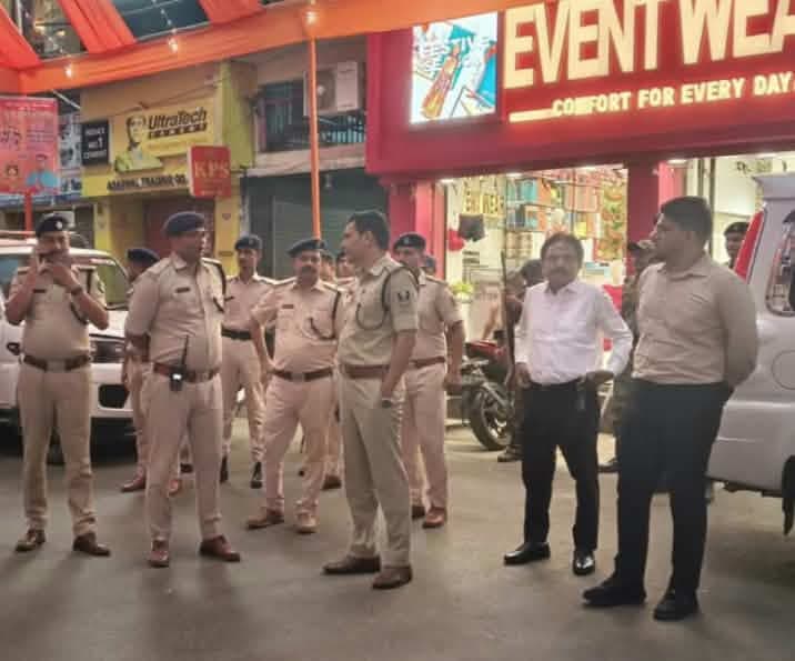 आज दिनांक- 18.10.2026 को पुलिस अधीक्षक, किशनगंज एवं पुलिस उपाधीक्षक (यातायात) किशनगंज के द्वारा किशनगंज जिला के विभिन्न महत्वपूर्ण स्थलों का निरीक्षण किया गया। इस दौरान रूईधासा मैदान, गांधी चौक, मोतीबाग, मनोरंजन क्लब, खगड़ा मैदान, जिला नियंत्रण कक्ष एवं पुलिस कार्यालय स्थित कंट्रोल रूम सहित अन्य स्थलों का जायजा लिया गया।
निरीक्षण के क्रम में सुरक्षा व्यवस्था, विधि-व्यवस्था संधारण एवं सीसीटीवी निगरानी व्यवस्था का अवलोकन किया गया। साथ ही, संबंधित पदाधिकारियों एवं कर्मियों को सुरक्षा व्यवस्था को सुदृढ़ बनाए रखने, सतर्कता के साथ कर्तव्यों का निर्वहन करने तथा किसी भी परिस्थिति से निपटने के लिए सदैव तत्पर रहने हेतु आवश्यक दिशा-निर्देश दिए गए।
किशनगंज पुलिस आम नागरिकों की सुरक्षा, शांति एवं विधि-व्यवस्था बनाए रखने के लिए प्रतिबद्ध है।
Home Department, Govt. of Bihar
Bihar Police
Information & Public Relations Department, Government of Bihar
District Kishanganj
Kishanganj Police
#Dig_Purnea #अलफोल्लोवेर्स #biharpoliceofficial #BiharPolice #biharnewstoday #HainTaiyaarHum #KishanganjPolice #पुलिस_अधीक्षक