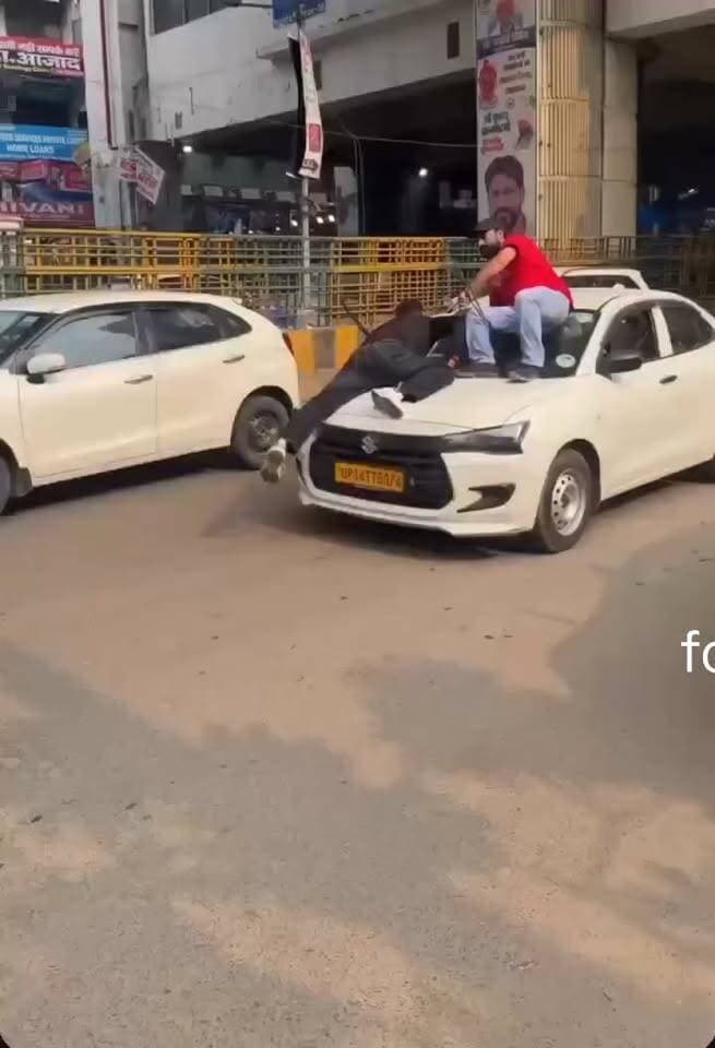 नोएडा: विवाद के बाद कैब चालक कार लेकर भागा
बोनट पर लटके दो युवक
वीडियो हुआ सोशल मीडिया पर वायरल
नोएडा के सेक्टर 18 का बताया जा रहा है वीडियो। थाना 20