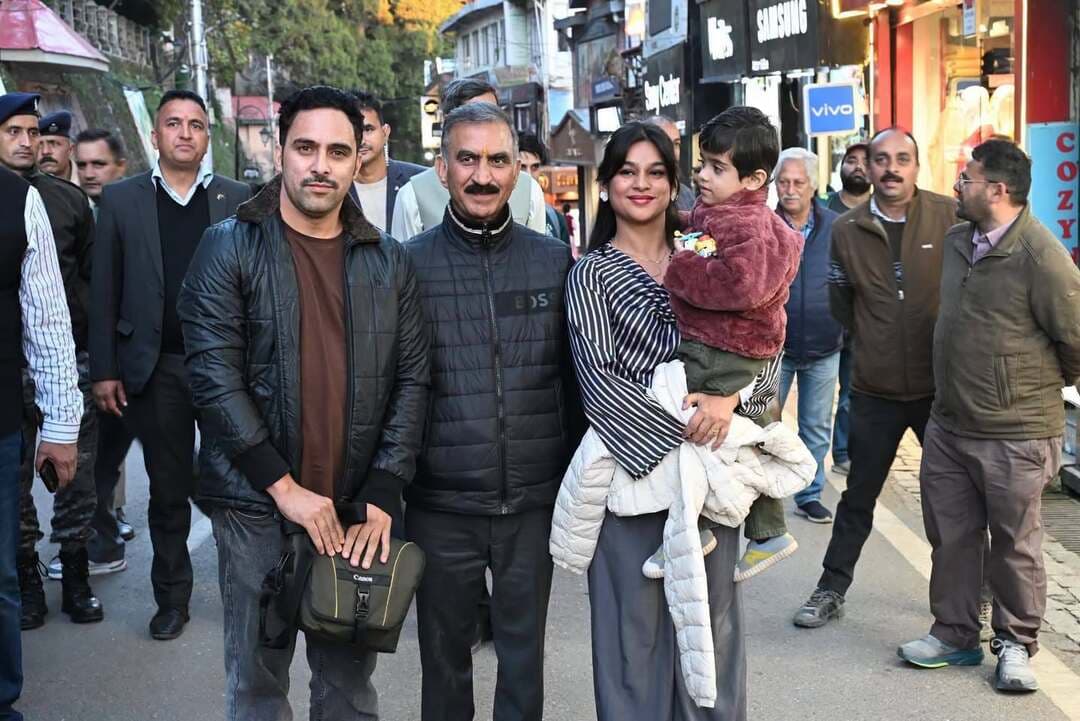 मॉल रोड पर पर्यटकों के बीच पहुंचे मुख्यमंत्री सुखविंदर सिंह सुक्खू, स्थानीय लोगों से भी की मुलाकात
शिमला की खूबसूरत वादियों और सुहावने मौसम ने मोहा पर्यटकों का मन, मुख्यमंत्री ने किया देवभूमि में सैलानियों का स्वागत
शिमला। हिमाचल प्रदेश की राजधानी शिमला में इन दिनों सुहावना मौसम और कुदरत की खूबसूरती पर्यटकों को खूब आकर्षित कर रही है। इसी बीच मुख्यमंत्री सुखविंदर सिंह सुक्खू ने शिमला के ऐतिहासिक मॉल रोड पर स्थानीय लोगों और देश के विभिन्न हिस्सों से घूमने पहुंचे पर्यटकों से मुलाकात की।
मॉल रोड पर मुख्यमंत्री की मौजूदगी के दौरान लोगों से उनका मिलना-जुलना चर्चा का विषय रहा। शिमला की ठंडी हवाओं, खूबसूरत वादियों और मनमोहक प्राकृतिक नजारों का आनंद लेने पहुंच रहे सैलानी देवभूमि की सुंदरता से अभिभूत नजर आ रहे हैं।
मुख्यमंत्री ने हिमाचल प्रदेश की खूबसूरत वादियों में पधारे सभी पर्यटकों का हार्दिक स्वागत किया। शिमला की पहचान उसकी प्राकृतिक सुंदरता, खुशनुमा मौसम और खास पहाड़ी अंदाज से है, जो हर साल देशभर के सैलानियों को अपनी ओर खींचता है।
पर्यटकों के लिए शिमला की सैर केवल घूमने-फिरने का अवसर नहीं, बल्कि पहाड़ों की शांति, प्रकृति के करीब समय बिताने और यादगार पल संजोने का अनुभव भी है।