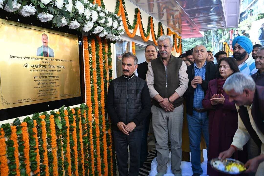 मुख्यमंत्री ने सचिवालय आर्म्सडेल भवन के चरण-4 का लोकार्पण किया
स्वास्थ्य शिक्षा और सेवाओं को सुदृढ़ कर स्थापित किए नए आयाम: ठाकुर सुखविन्द्र सिंह सुक्खू
विकास के साथ आधारभूत संरचना के विस्तार को दी जा रही विशेष प्राथमिकता: मुख्यमंत्री
मुख्यमंत्री ठाकुर सुखविन्द्र सिंह सुक्खू ने आज हिमाचल प्रदेश सचिवालय आर्म्सडेल भवन चरण-4 के ब्लॉक-1 व 2 का लोकार्पण किया। इस निर्माण कार्य पर लगभग 9 करोड़ रुपये व्यय किए गए हैं।
इस अवसर पर मुख्यमंत्री ने कहा कि विकास के साथ-साथ अधोसंरचना का विस्तार नितान्त आवश्यक है। सचिवालय के भवन का विस्तारीकरण किया गया है और शीघ्र ही इसमें कार्यालय स्थानान्तरित किए जाएंगे।
मुख्यमंत्री ने इसके उपरान्त संवाददाताओं के सवाल का जबाव देते हुए कहा कि प्रदेश के छह सरकारी चिकित्सा महाविद्यालयों में पीजी मेडिकल सीटों की संख्या 277 से बढ़ाकर 597 कर 320 सीटों की ऐतिहासिक वृद्धि की गई है।
मुख्यमंत्री ने कहा कि इंदिरा गांधी चिकित्सा महाविद्यालय (आईजीएमसी), शिमला में पीजी सीटों की संख्या में 91 सीटों की वृद्धि कर इन्हें 139 से बढ़ाकर 230 किया गया है। डॉ. राजेंद्र प्रसाद राजकीय चिकित्सा महाविद्यालय, टांडा में सीटों की संख्या 99 से बढ़ाकर 156 की गई है। इस संस्थान में 57 सीटों की वृद्धि की गई है। श्री लाल बहादुर शास्त्री राजकीय चिकित्सा महाविद्यालय, मंडी में सीटें 24 से बढ़ाकर 79 की गई हैं, यानि 55 सीटों की वृद्धि हुई है। डॉ. यशवंत सिंह परमार राजकीय चिकित्सा महाविद्यालय, नाहन में पीजी सीटों में उल्लेखनीय वृद्धि करते हुए इन्हें 3 से बढ़ाकर 35 किया गया है। इस संस्थान में 32 सीटों की वृद्धि की गई है। पंडित जवाहर लाल नेहरू राजकीय चिकित्सा महाविद्यालय, चंबा में सीटों की संख्या 4 से बढ़ाकर 32 की गई है, यहां 28 सीटों की वृद्धि की गई है। इसके अतिरिक्त, डॉ. राधाकृष्णन राजकीय चिकित्सा महाविद्यालय, हमीरपुर में पीजी सीटें 8 से बढ़ाकर 65 की गई हैं। इस संस्थान में 57 सीटों की वृद्धि की गई है।
उन्होंने कहा कि प्रदेश सरकार राजकीय चिकित्सा महाविद्यालयों को सुदृढ़ करने, स्नातकोत्तर चिकित्सा शिक्षा के अवसरों को विस्तार प्रदान करने और विशेषज्ञ स्वास्थ्य सेवाओं की उपलब्धता में सुधार लाने पर विशेष बल दे रही है।
ठाकुर सुखविन्द्र सिंह सुक्खू ने कहा कि पीजी मेडिकल सीटों में इस वृद्धि से युवा चिकित्सकों को प्रदेश के भीतर ही विशेषज्ञ चिकित्सा शिक्षा प्राप्त करने के अधिक अवसर मिलेंगे और सरकारी अस्पतालों में प्रशिक्षित विशेषज्ञ चिकित्सकों की उपलब्धता बढ़ेगी। उन्होंने कहा कि प्रदेश सरकार लोगों को घर-द्वार के निकट विशेषज्ञ चिकित्सा सेवाएं उपलब्ध करवाने के लिए प्रतिबद्ध है।
मुख्यमंत्री ने कहा कि प्रदेश के स्वास्थ्य संस्थानों के बुनियादी ढांचे को सुदृढ़ करने के साथ-साथ आधुनिक तकनीक का उपयोग सुनिश्चित किया जा रहा है। 15 से 20 वर्ष पुरानी मशीनों को बदलकर स्वास्थ्य संस्थानों को एम्स स्तर की मशीनें उपलब्ध करवाई जा रही हैं। चार वर्ष पहले तक प्रदेश के चिकित्सा महाविद्यालयों में चिकित्सकों की उपलब्धता मात्र 35 प्रतिशत थी जिसे वर्तमान प्रदेश सरकार ने बढ़ाकर 70 प्रतिशत से भी अधिक किया है। प्रदेश सरकार ने आगामी एक वर्ष में इसे 80 से 85 प्रतिशत करने का लक्ष्य निर्धारित किया है। रेडियो डायग्नोसिस सेवाओं को सुदृढ़ किया गया है और यह प्रयास है कि इन सेवाओं के लिए वेटिंग पीरियड को शून्य किया जाए। स्वास्थ्य सेवाआंे में तकनीक के उपयोग और विशेषज्ञों की उपलब्धता से प्रतिवर्ष प्रदेशवासियों के 1000 करोड़ रुपये की बचत होगी क्योंकि उन्हें विशेषज्ञ सेवाएं प्राप्त करने के लिए राज्य से बाहर जाने की आवश्यकता नहीं रहेगी।
एक अन्य सवाल के जवाब में मुख्यमंत्री ने कहा कि राज्य सरकार ने जन सुविधा एवं प्रशासनिक दक्षता सुनिश्चित करने के उद्देश्य से प्रदेश में विभिन्न प्रशासनिक इकाइयों के पुनर्गठन के लिए एक आयोग का गठन किया है। आयोग द्वारा विस्तृत अध्ययन करने के उपरान्त रिपोर्ट सरकार को प्रस्तुत की जाएगी और उसके अनुसार निर्णय लिया जाएगा।
इस अवसर पर विधायक हरीश जनारथा, नगर निगम शिमला के महापौर सुरेन्द्र चौहान, मुख्यमंत्री के प्रधान सलाहकार (मीडिया) नरेश चौहान, उप महापौर उमा कौशल, ओएसडी रितेश कपरेट, हिमकॉन के अध्यक्ष विकेश चौहान, नगर निगम के पार्षद, उपायुक्त अनुपम कश्यप, निदेशक सूचना एवं जन सम्पर्क राजीव कुमार, अतिरिक्त पुलिस अधीक्षक मेहर पंवर, मुख्य अभियन्ता विजय चौधरी, विभिन्न संगठनों के पदाधिकारी और गणमान्य उपस्थित थे।
.0.