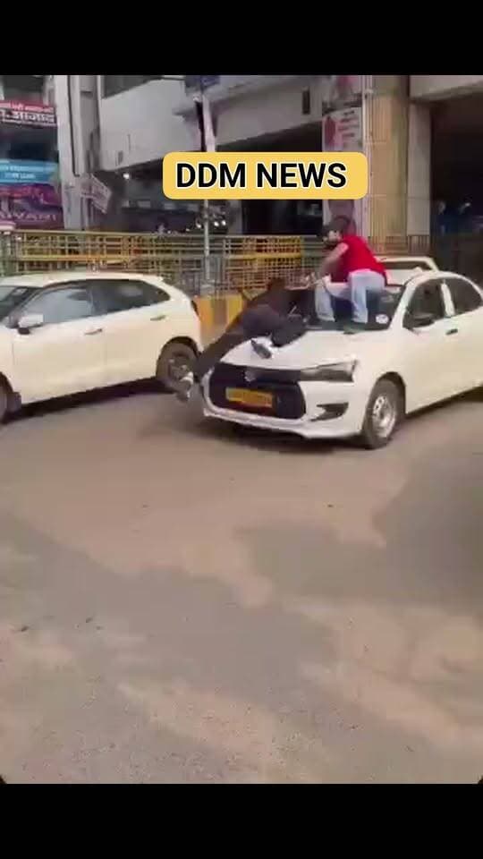 नोएडा सेक्टर-18 में कैब ड्राइवर की गुंडागर्दी!
विवाद के बाद 2 युवकों को बोनट पर लटका कर दौड़ाई कार, मेट्रो पुल के नीचे तेज रफ्तार, बाल-बाल बचा हादसा
वीडियो वायरल
#Noida #Sector18 #ViralVideo #RoadRage #NoidaPolice #DDMNews