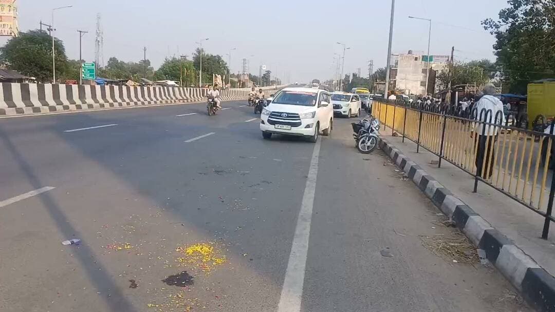 फिरोजाबाद: सोनू सिंह का दावा—इस बार सांसद भी भाजपा का होगा और पांचों विधायक भी भाजपा के होंगे
प्रथम आगमन पर शिकोहाबाद में किसान मोर्चा के प्रदेश उपाध्यक्ष का हुआ स्वागत, विधानसभा चुनाव में पांचों सीटें जीतने का जताया भरोसा
भारतीय जनता पार्टी किसान मोर्चा के प्रदेश उपाध्यक्ष सोनू सिंह अपने प्रथम आगमन पर फिरोजाबाद पहुंचे। इस दौरान शिकोहाबाद में उनका जोरदार स्वागत और अभिनंदन किया गया। स्वागत से अभिभूत सोनू सिंह ने जनपदवासियों का आभार व्यक्त किया। वहीं, आगामी विधानसभा चुनाव को लेकर उन्होंने दावा किया कि भाजपा फिरोजाबाद जिले की पांचों विधानसभा सीटों पर जीत हासिल करेगी।
मीडिया से बातचीत के दौरान सोनू सिंह ने कहा कि फिरोजाबाद के लोगों ने जिस उत्साह और धूमधाम के साथ उनका स्वागत किया है, उससे वह अभिभूत हैं। उन्होंने सभी लोगों का हृदय की गहराइयों से आभार व्यक्त किया।
पांचों विधानसभा सीटें जीतने का किया दावा
आगामी विधानसभा चुनाव को लेकर पूछे गए सवाल पर सोनू सिंह ने कहा कि भारतीय जनता पार्टी इस बार फिरोजाबाद जिले की पांचों विधानसभा सीटों पर जीत दर्ज करेगी। उन्होंने कहा कि भाजपा शिकोहाबाद, सिरसागंज, फिरोजाबाद, टूंडला और जसराना सीट पर जीत हासिल कर सभी सीटें पार्टी की झोली में डालेगी। उन्होंने योगी आदित्यनाथ को तीसरी बार मुख्यमंत्री बनाने का भी दावा किया।
पीडीए को लेकर सपा पर साधा निशाना
समाजवादी पार्टी के पीडीए में ब्राह्मण समाज के लोगों के जुड़ने को लेकर पूछे गए सवाल पर सोनू सिंह ने पीडीए का अर्थ 'परिवार डेवलपमेंट अथॉरिटी' बताते हुए सपा पर निशाना साधा। उन्होंने कहा कि इटावा, मैनपुरी और फिरोजाबाद लंबे समय तक समाजवादी पार्टी का गढ़ रहे हैं, लेकिन अब वहां पार्टी की स्थिति बदल चुकी है।
सोनू सिंह ने दावा किया कि आने वाले दिनों में फिरोजाबाद से भाजपा का सांसद होगा। उनके इस बयान को आगामी चुनावों को लेकर भाजपा की तैयारियों और राजनीतिक दावों के रूप में देखा जा रहा है।