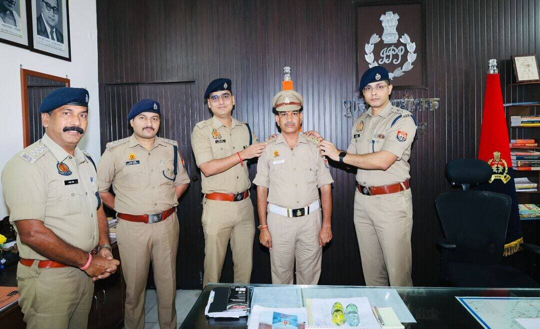 पुलिस अधीक्षक द्वारा पदोन्नत निरीक्षक की पीपिंग सेरेमनी संपन्न कर वर्दी पर स्टार लगाकर दी गईं शुभकामनाएँ
शाहजहाँपुर में कार्यरत *उपनिरीक्षक यातायात विनय कुमार पाण्डेय को विभागीय प्रक्रिया के अंतर्गत निरीक्षक पद पर पदोन्नति प्राप्त होने पर पुलिस अधीक्षक सौरभ दीक्षित द्वारा उनकी वर्दी पर स्टार लगाकर सम्मानित किया गया तथा पदोन्नति पर हार्दिक शुभकामनाएँ दी गईं।