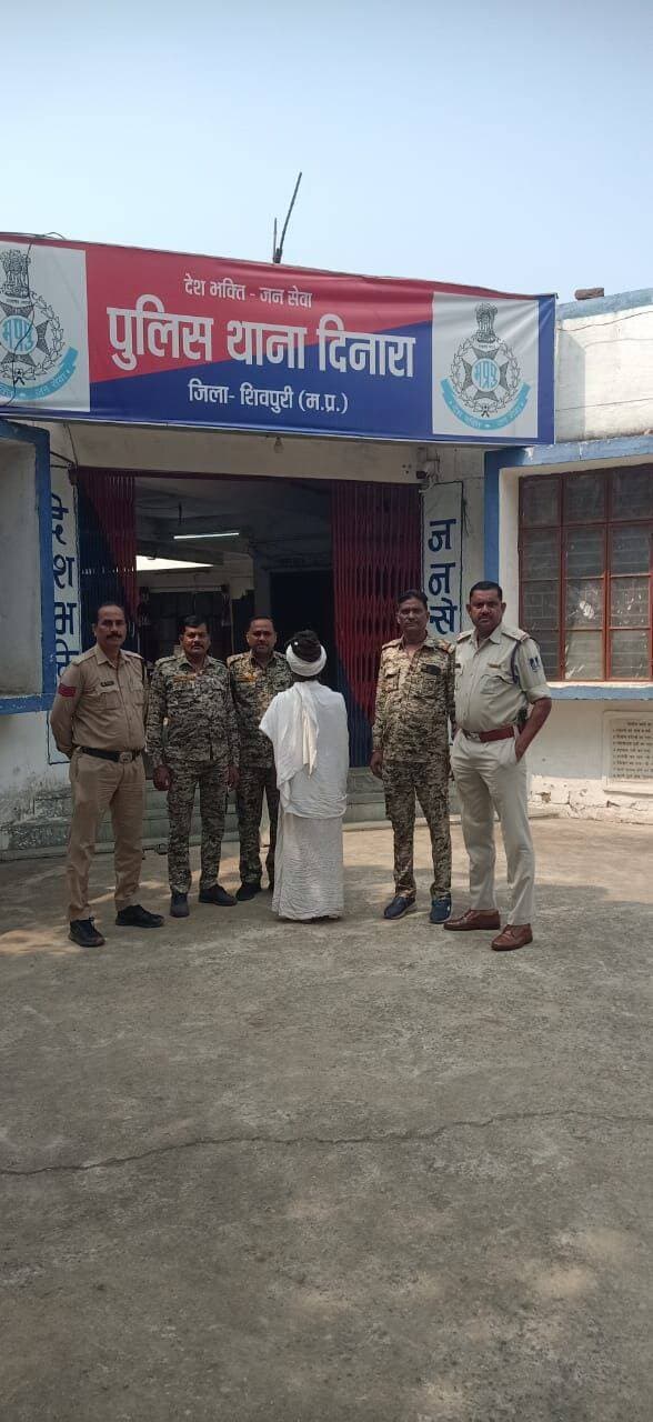 शिवपुरी- पुलिस थाना दिनारा द्वारा न्यायालय के प्रकरण क्र. 237/20 धारा 08/20 एन.डी.पी.एस. एक्ट मे 06 वर्षों से फरार चल रहे स्थाई वारंटी गुलाब पाल को ठकरपुरा थाना बबीना झांसी उ0प्र0 से गिरफ्तार गिरफ्तार कर न्यायालय पेश किया।