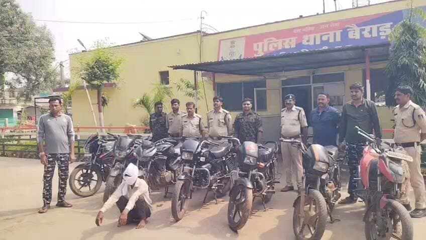बैराड़ पुलिस की बड़ी कार्रवाई: 8 लाख की 7 चोरी की बाइक बरामद, एक आरोपी और एक नाबालिग गिरफ्तार
शिवपुरी-पुलिस अधीक्षक यांगचेन डोलकर भूटिया के निर्देशन में चोरी की घटनाओं पर अंकुश लगाने के लिए चलाए जा रहे अभियान के तहत थाना बैराड़ पुलिस को बड़ी सफलता मिली है। थाना प्रभारी सुरेश शर्मा के नेतृत्व में पुलिस टीम ने मोटर साइकिल चोरी के दो मामलों का खुलासा करते हुए चोरी की 7 मोटर साइकिलें कीमती करीब 8 लाख रुपये की बरामद कर एक आरोपी एवं एक विधि विरुद्ध बालक को गिरफ्तार कर न्यायालय पेश किया है।
दिनांक 09.09.2026 को फरियादी सुशील धाकड़ और दिनांक 16.10.2026 को फरियादी कल्याण प्रजापति ने थाना बैराड़ में अज्ञात व्यक्तियों द्वारा बाइक चोरी की रिपोर्ट दर्ज कराई थी। जिस पर पुलिस ने धारा 303(2) बीएनएस के तहत अपराध पंजीबद्ध कर विवेचना शुरू की थी। अतिरिक्त पुलिस अधीक्षक आर.डी. प्रजापति व एसडीओपी पोहरी आनंद राय के मार्गदर्शन में टीम गठित की गई।
दिनांक 17.10.2026 को मुखबिर से सूचना मिली कि चोरी की बाइक को आरोपी ककरई तिराहा के कच्चे रास्ते से शिवपुरी बेचने जा रहे हैं। पुलिस ने ककरई तिराहा पर चेकिंग लगाकर धौरिया तरफ से आ रहे दो संदिग्धों को पकड़ा। पकड़े गए व्यक्तियों से थाना बैराड़ के अपराध क्रमांक 353/26 एवं 400/26 में चोरी गई बाइक बरामद हुई। आरोपी प्रताप उर्फ गूंगा पुत्र लक्ष्मण यादव उम्र 45 साल निवासी ककरई थाना बैराड़ एवं एक बाल अपचारी निवासी खोरा थाना पहाड़गढ़ जिला मुरैना ने पूछताछ में बताया कि 5 अन्य बाइकें महादेव घाटी के जंगल में छिपा रखी हैं। पुलिस ने महादेव घाटी से भटनावर, विजयपुर, कैलारस, सबलगढ़ से चोरी गई बाइकों को भी जब्त किया। पुलिस को अन्य आरोपियों के नाम भी मिले हैं, जिनकी तलाश जारी है।
👇 जब्त की गई मोटर साइकिलों का विवरण 👇
1. हीरो स्प्लेंडर - MP33ZM8575 - चेचिस नं. MBLHAW478THBJ8834
2. हीरो स्प्लेंडर - MP33MZ9851 - चेचिस नं. MBLHAW121MHL21863
3. अपाचे - बिना नंबर - चेचिस नं. MD637DE59L2G02727
4. हीरो स्ट्रीम - बिना नंबर - चेचिस नं. BLJAU057SGG08745
5. पल्सर - बिना नंबर - चेचिस नं. MD2V68BX2RPJ14600
6. अपाचे - बिना नंबर - चेचिस नं. MD634BE86S2L30401
7. हीरो स्प्लेंडर - बिना नंबर - चेचिस नं. MBLHAW524THO3461