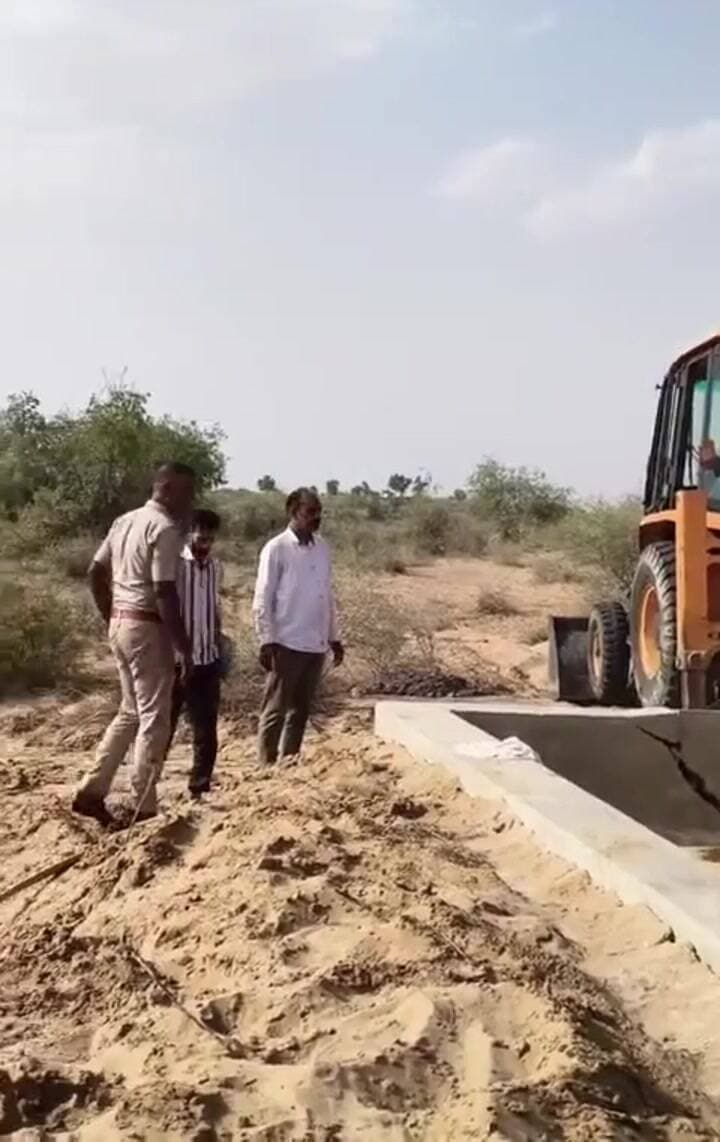 पटौदी: पाटोदी में अवैध कपड़ा धुलाई इकाइयों की सीमेंट हौदियां ध्वस्त