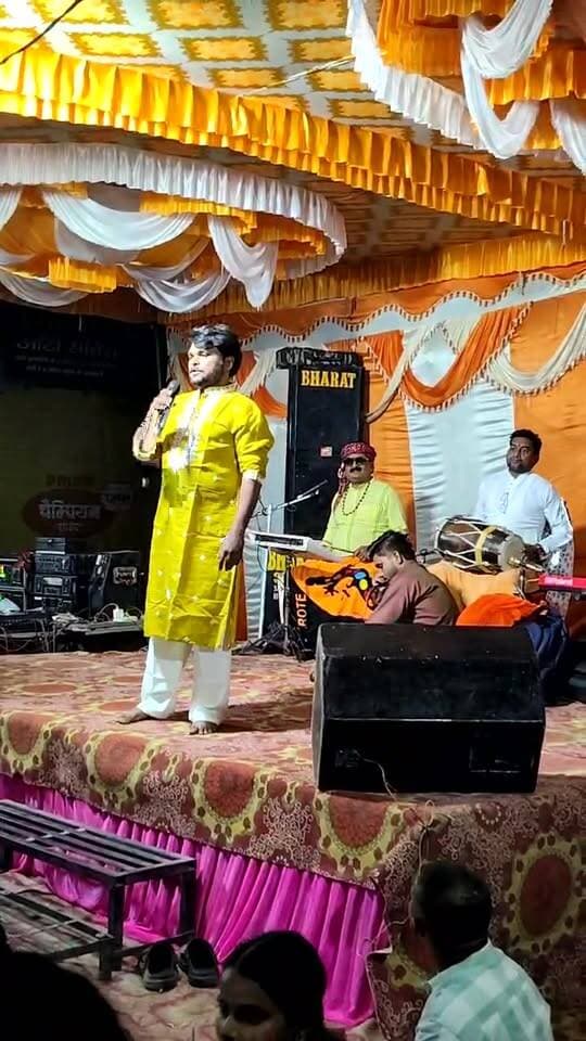 लखीमपुर खीरी : भानपुरी खजूरिया में कलाकार DK Max ने समां बांधा....