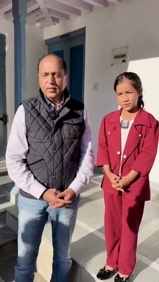 हिमाचल प्रदेश के पूर्व मुख्यमंत्री जयराम ठाकुर ने नन्ही पत्रकार सना खान द्वारा लिया इंटरव्यू किया सोशल मीडिया पर शेयर.