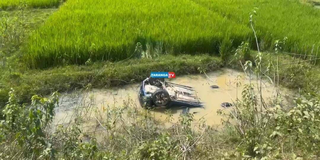 উদারবন্দের দুধপাতিল ষষ্ঠ খণ্ড এলাকায় নিয়ন্ত্রণ হারিয়ে জলাশয়ে পড়ল গাড়ি,প্রাণ হা*রা*লে*ন এক যুবতী