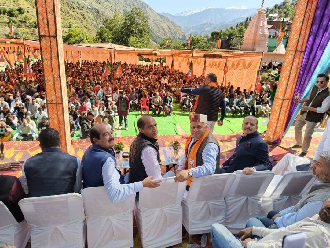 *जयराम ठाकुर और हर्ष महाजन ने थपथपाई डॉ. जनक राज की पीठ, बोले—भविष्य आपका है, लंबी रेस के घोड़े बन सकते हैं विधायक*
लिल्ह में भाजपा के शक्ति प्रदर्शन के बीच विधायक डॉ. जनक राज की सदन में प्रभावी भूमिका की सराहना* जयराम ठाकुर ने फिर विधायक बनाने का किया आह्वान; प्रदेश सरकार पर विकास, मानदेय और केंद्रीय मदद को लेकर साधा निशाना
हिमाचल 84 टीवी ब्यूरो |
ओपी शर्मा भरमौर
जनजातीय विधानसभा क्षेत्र भरमौर में भाजपा के वरिष्ठ नेताओं के लिल्ह दौरे के दौरान सियासी संदेशों के केंद्र में विधायक डॉ. जनक राज रहे। पूर्व मुख्यमंत्री एवं नेता प्रतिपक्ष जयराम ठाकुर और राज्यसभा सांसद हर्ष महाजन ने सार्वजनिक मंच से डॉ. जनक राज की कार्यशैली की सराहना करते हुए उनकी पीठ थपथपाई। दोनों नेताओं के बयानों को भरमौर-पांगी में भाजपा के नेतृत्व और डॉ. जनक राज की राजनीतिक भूमिका के लिहाज से अहम माना जा रहा है। एक ओर जयराम ठाकुर ने विधानसभा में उनके प्रभावी ढंग से मुद्दे उठाने की तारीफ की, वहीं हर्ष महाजन ने उनके उज्ज्वल राजनीतिक भविष्य की ओर संकेत किया।
जयराम ठाकुर ने कहा कि डॉ. जनक राज विधानसभा में भाजपा की ओर से जनहित के मुद्दों को तार्किक ढंग से उठाते हैं। वह सदन में शानदार प्रश्न पूछते हैं और तथ्यों के आधार पर अपनी बात रखते हैं। उन्होंने कहा कि कई बार जब उन्हें बोलने से रोका जाता है तो वह नाराज भी हो जाते हैं। नेता प्रतिपक्ष की इस टिप्पणी को विधायक की मुखरता और सदन में सक्रिय भूमिका की सराहना के रूप में देखा जा रहा है।
वहीं, राज्यसभा सांसद हर्ष महाजन ने भी डॉ. जनक राज की तारीफ करते हुए कहा कि उनका भविष्य उज्ज्वल है। युवा होने के कारण उनके पास राजनीति में लंबी पारी खेलने का अवसर है और वह लंबी रेस के घोड़े साबित हो सकते हैं। वरिष्ठ नेताओं की इस सार्वजनिक प्रशंसा ने स्थानीय भाजपा कार्यकर्ताओं के बीच डॉ. जनक राज की राजनीतिक भूमिका को लेकर चर्चा को नया आधार दिया।
जयराम ठाकुर का आह्वान—भाजपा को फिर जिताएं, डॉ. जनक राज को दोबारा बनाएं विधायक।
लिल्ह में जनसभा को संबोधित करते हुए जयराम ठाकुर ने क्षेत्र की जनता से आगामी विधानसभा चुनाव में भाजपा को फिर से समर्थन देने और डॉ. जनक राज को दोबारा विधायक बनाने का आह्वान किया। उनके इस बयान को भरमौर-पांगी में पार्टी की चुनावी तैयारी और मौजूदा विधायक के समर्थन में दिए गए स्पष्ट राजनीतिक संदेश के रूप में देखा जा रहा है।
चार साल में भरमौर नहीं पहुंचे मुख्यमंत्री: जयराम ठाकुर
प्रदेश की कांग्रेस सरकार पर हमला बोलते हुए नेता प्रतिपक्ष ने मुख्यमंत्री सुखविंदर सिंह सुक्खू के भरमौर दौरे को लेकर सवाल उठाए। उन्होंने कहा कि वर्तमान मुख्यमंत्री चार साल में एक बार भी भरमौर नहीं पहुंचे हैं। उन्होंने इस मुद्दे के जरिए जनजातीय क्षेत्र की अनदेखी का आरोप लगाते हुए प्रदेश सरकार को घेरने की कोशिश की।
जयराम ठाकुर ने पंचायत प्रतिनिधियों के मानदेय का मुद्दा भी उठाया। उन्होंने कहा कि प्रदेश में पंचायत प्रतिनिधियों को उनका मानदेय नहीं मिल रहा है। साथ ही प्रदेश सरकार की वित्तीय स्थिति पर सवाल उठाते हुए आरोप लगाया कि सरकार केंद्र से मिलने वाली आर्थिक सहायता के सहारे चल रही है। उनके इन बयानों से साफ रहा कि भाजपा स्थानीय विकास, पंचायत प्रतिनिधियों के भुगतान और प्रदेश की आर्थिक स्थिति को राजनीतिक बहस के प्रमुख मुद्दों के रूप में उठाना चाहती है।
लोकसभा चुनाव में समर्थन के लिए जनता का जताया आभार
जयराम ठाकुर ने लोकसभा चुनाव में भाजपा प्रत्याशी को जीत दिलाने के लिए क्षेत्र की जनता का आभार भी जताया। उन्होंने कार्यकर्ताओं से संगठन को मजबूत करने और पार्टी की नीतियों को जन-जन तक पहुंचाने का आह्वान किया। कार्यक्रम के दौरान कांग्रेस छोड़कर भाजपा में शामिल होने वाले लोगों का भी स्वागत किया गया। पूर्व मुख्यमंत्री ने नए सदस्यों का पार्टी में अभिनंदन करते हुए संगठन को मजबूत बनाने की बात कही।
डॉ. जनक राज के लिए राजनीतिक संदेश के क्या हैं मायने?
लिल्ह दौरे में जयराम ठाकुर और हर्ष महाजन की ओर से डॉ. जनक राज की खुलकर की गई सराहना राजनीतिक दृष्टि से महत्वपूर्ण रही। विधानसभा में उनके सवालों और तार्किक ढंग से मुद्दे रखने की प्रशंसा ने उन्हें एक सक्रिय विपक्षी विधायक के रूप में प्रस्तुत किया। वहीं, हर्ष महाजन की ओर से उनके राजनीतिक भविष्य को लेकर की गई टिप्पणी ने उनके समर्थकों को उत्साहित करने वाला संदेश दिया।
हालांकि, इन बयानों को किसी औपचारिक संगठनात्मक पद या भविष्य की उम्मीदवारी की घोषणा के रूप में नहीं देखा जाना चाहिए। फिलहाल इतना स्पष्ट है कि लिल्ह के मंच से भाजपा के शीर्ष नेताओं ने डॉ. जनक राज के कामकाज पर भरोसा जताया और भरमौर-पांगी में पार्टी की राजनीतिक जमीन मजबूत करने का संदेश दिया।