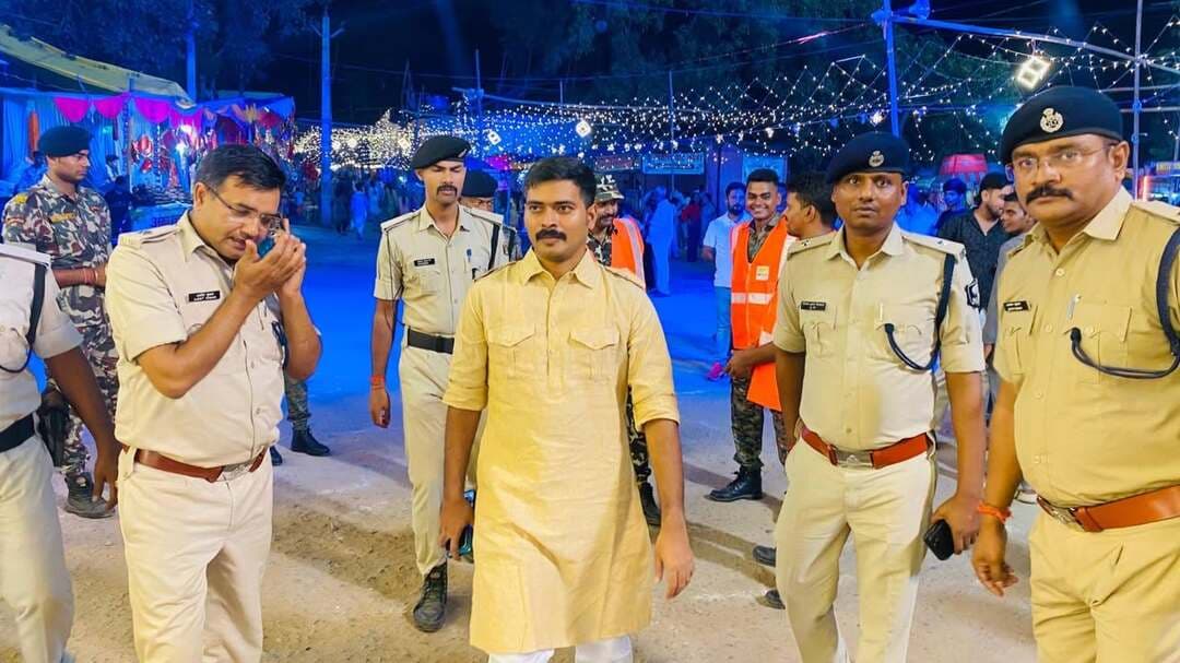 दुर्गा पूजा पंडालों का एसपी ने किया निरीक्षण, सुरक्षा व्यवस्था का लिया जायजा
जहानाबाद : दुर्गा पूजा के दौरान विधि-व्यवस्था बनाए रखने और श्रद्धालुओं की सुरक्षा सुनिश्चित करने को लेकर रविवार को पुलिस अधीक्षक ने नगर थाना क्षेत्र और घोषी थाना क्षेत्र के भारथु सहित विभिन्न पूजा पंडालों का निरीक्षण किया। इस दौरान उन्होंने सुरक्षा व्यवस्था, भीड़ प्रबंधन और यातायात व्यवस्था का जायजा लिया।
निरीक्षण के क्रम में एसपी ने पूजा पंडालों में तैनात पुलिस पदाधिकारियों एवं कर्मियों को पूरी सतर्कता और मुस्तैदी के साथ ड्यूटी करने का निर्देश दिया। उन्होंने पर्व के दौरान भीड़ को नियंत्रित रखने और यातायात व्यवस्था सुचारु बनाए रखने के लिए आवश्यक दिशा-निर्देश भी दिए।
जहानाबाद पुलिस ने जिलेवासियों से दुर्गा पूजा का पर्व शांति, सौहार्द और आपसी भाईचारे के साथ मनाने की अपील की है। साथ ही विधि-व्यवस्था बनाए रखने में पुलिस-प्रशासन का सहयोग करने का आग्रह किया है।