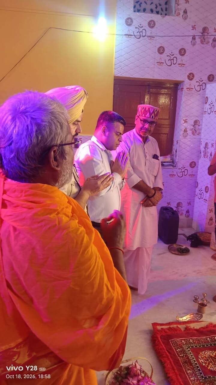 *प्रेस विज्ञप्ति*
समाहरणालय, मधेपुरा
जिला जनसंपर्क कार्यालय, मधेपुरा
दिनांक: 17 अक्टूबर 2026
*दुर्गा पूजा सुरक्षा व्यवस्था का डीएम एवं एसपी ने आलमनगर व बिहारीगंज में किया निरीक्षण*
*पूजा पंडालों, मेला स्थलों एवं विसर्जन मार्गों की समीक्षा; सुरक्षा, भीड़ नियंत्रण और सुगम आवागमन के निर्देश*
मधेपुरा, 17 अक्टूबर 2026। दुर्गा पूजा-2026 को शांतिपूर्ण एवं सुरक्षित ढंग से संपन्न कराने के उद्देश्य से जिला पदाधिकारी, मधेपुरा श्री अभिषेक रंजन, भा.प्र.से. एवं पुलिस अधीक्षक, मधेपुरा डॉ. संदीप सिंह, भा.पु.से. ने संबंधित पदाधिकारियों के साथ आलमनगर एवं बिहारीगंज के प्रमुख पूजा पंडालों, मेला स्थलों, विसर्जन मार्गों एवं घाटों का निरीक्षण किया।
निरीक्षण के दौरान भीड़ नियंत्रण, यातायात, अग्निशमन, सीसीटीवी, बैरिकेडिंग, प्रवेश-निकास तथा विसर्जन की तैयारियों का जायजा लिया गया। अधिकारियों को सभी व्यवस्थाएं समय पर सुनिश्चित करने और लापरवाही नहीं बरतने का निर्देश दिया गया।
*पूजा पंडालों में सुरक्षा एवं भीड़ नियंत्रण के निर्देश*
पूजा पंडालों में सीसीटीवी, अग्निशमन यंत्र, उचित प्रवेश-निकास, बैरिकेडिंग एवं भीड़ नियंत्रण की व्यवस्था सुनिश्चित करने को कहा गया। आपात स्थिति से निपटने तथा श्रद्धालुओं की सुविधा और सुरक्षा को सर्वोच्च प्राथमिकता देने का निर्देश दिया गया।
*विसर्जन मार्गों एवं घाटों पर सुरक्षा व्यवस्था सुदृढ़ करने के निर्देश*
विसर्जन मार्गों से जर्जर विद्युत तारों, खंभों एवं अन्य बाधाओं को तत्काल दूर करने का निर्देश दिया गया। घाटों पर साफ-सफाई, प्रकाश, रस्सी का घेरा, गोताखोरों एवं नाव की व्यवस्था सुनिश्चित करने तथा सुरक्षा मानकों का पालन कराने पर जोर दिया गया।
*संवेदनशील स्थलों पर अतिरिक्त बल एवं दंडाधिकारियों की तैनाती*
संवेदनशील स्थलों पर अतिरिक्त पुलिस बल एवं दंडाधिकारियों की तैनाती, नियमित गश्ती और असामाजिक तत्वों पर निगरानी रखने का निर्देश दिया गया। पूजा समितियों को लाइसेंस की शर्तों, डीजे, आपत्तिजनक गीतों एवं झांकियों से संबंधित नियमों का पालन करने को कहा गया।
*डीएम का निर्देश—श्रद्धालुओं की सुरक्षा सर्वोच्च प्राथमिकता*
जिला पदाधिकारी श्री अभिषेक रंजन ने कहा कि दुर्गा पूजा को शांतिपूर्ण एवं सौहार्दपूर्ण वातावरण में संपन्न कराना प्रशासन की सर्वोच्च प्राथमिकता है। सभी संबंधित पदाधिकारी लगातार भ्रमणशील रहकर व्यवस्थाओं की निगरानी करें और किसी भी कमी को तत्काल दूर करें।
*एसपी का निर्देश—सतर्कता एवं त्वरित कार्रवाई सुनिश्चित करें*
पुलिस अधीक्षक डॉ. संदीप सिंह ने पुलिस पदाधिकारियों एवं बलों को पूरी सतर्कता से दायित्व निभाने का निर्देश दिया। उन्होंने संवेदनशील स्थलों पर विशेष निगरानी, नियमित गश्ती और विधि-व्यवस्था से संबंधित सूचनाओं पर त्वरित कार्रवाई सुनिश्चित करने को कहा।
उन्होंने पर्व के दौरान शांति एवं सामाजिक सौहार्द बनाए रखने के लिए सभी पुलिस पदाधिकारियों को सजग रहने तथा श्रद्धालुओं की सुरक्षा और सुगम आवागमन सुनिश्चित करने के निर्देश दिए।
*जिला प्रशासन की अपील—अफवाहों से बचें और शांति बनाए रखें*
जिला प्रशासन ने आमजनों से शांति, सद्भाव एवं भाईचारा बनाए रखने तथा प्रशासन के दिशा-निर्देशों का पालन करने की अपील की। लोगों से अफवाहों पर ध्यान न देने और अपुष्ट सूचनाएं प्रसारित न करने को कहा गया। संदिग्ध गतिविधि या सुरक्षा संबंधी सूचना मिलने पर तत्काल प्रशासन या पुलिस को सूचित करने की अपील की गई।
जिला प्रशासन, मधेपुरा का संकल्प है कि दुर्गा पूजा-2026 के दौरान श्रद्धालुओं की सुरक्षा, सुविधा एवं सम्मान सुनिश्चित करते हुए जिले में शांतिपूर्ण वातावरण बनाए रखा जाए।
निरीक्षण के दौरान संबंधित अनुमंडल पदाधिकारी, अंचलाधिकारी, प्रखंड विकास पदाधिकारी, थानाध्यक्ष एवं अन्य पदाधिकारी उपस्थित थे.
Information & Public Relations Department, Government of Bihar
CMO Bihar
Samrat Choudhary